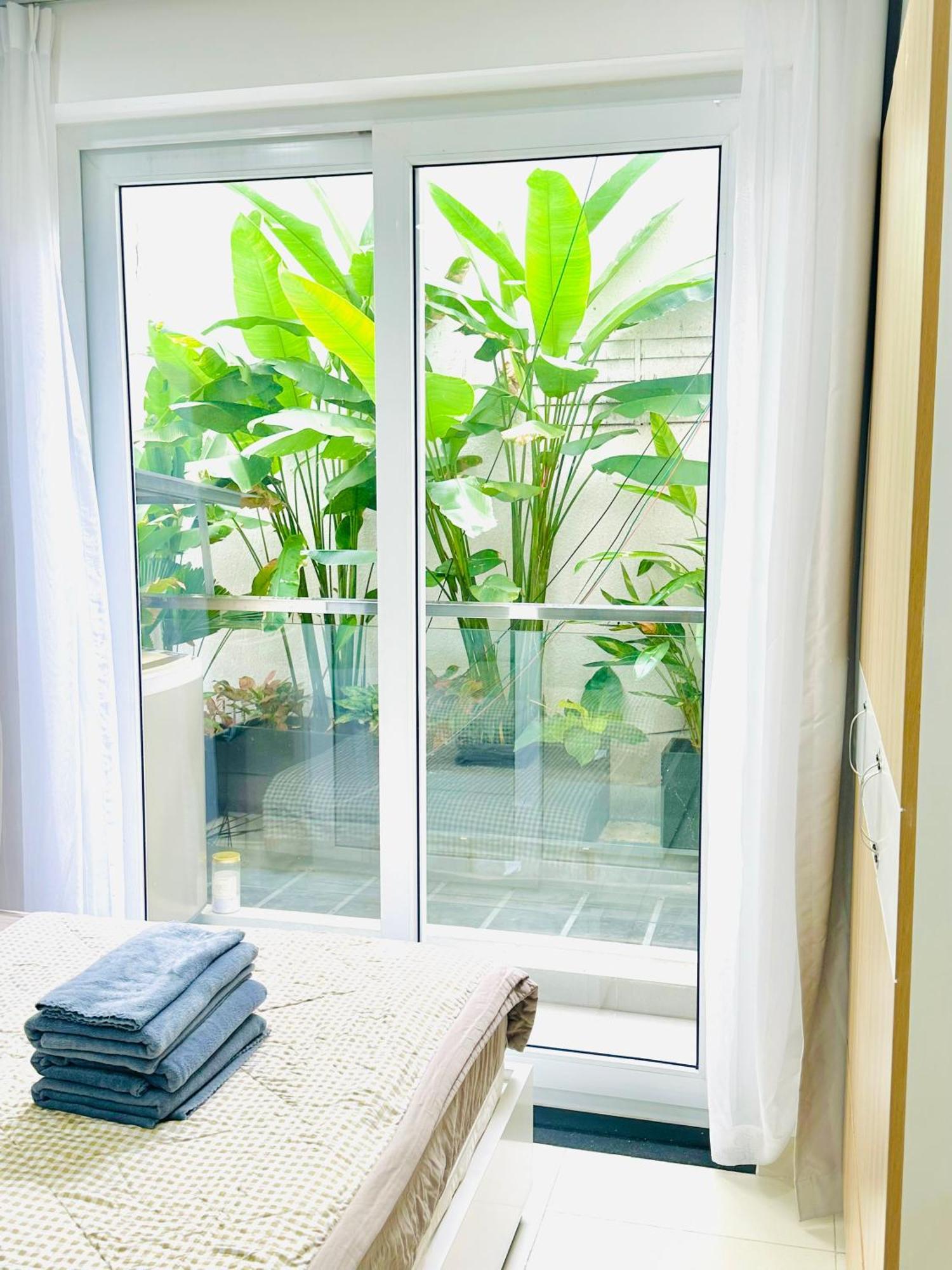Spacious & Modern Balcony 1br With Desk Apartment