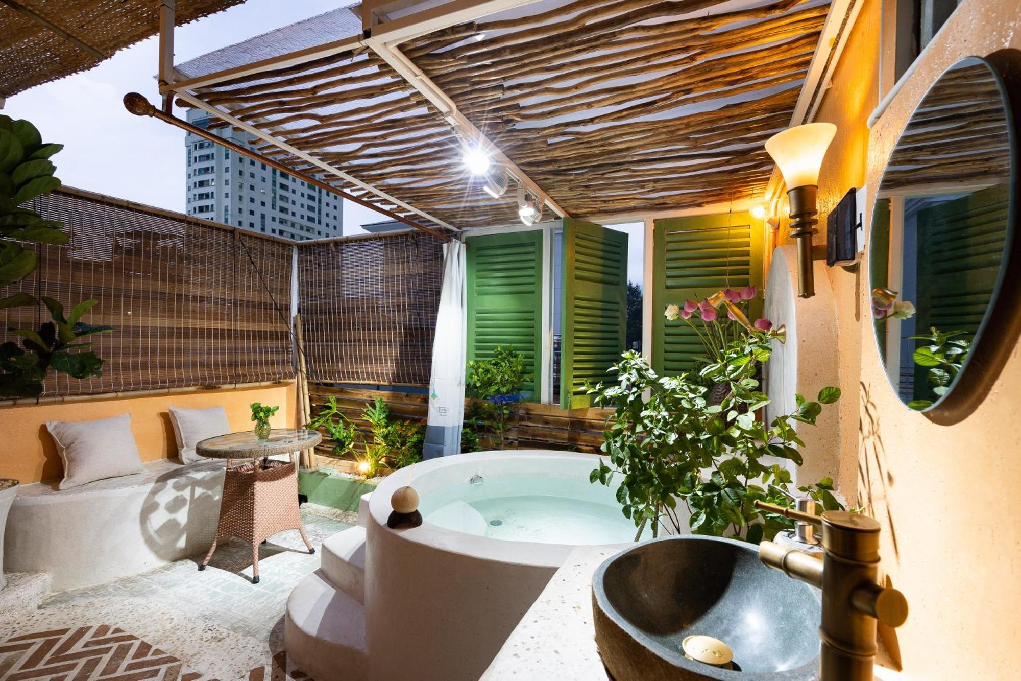 Center - Rooftop - Outdoor Bathtub Apartment