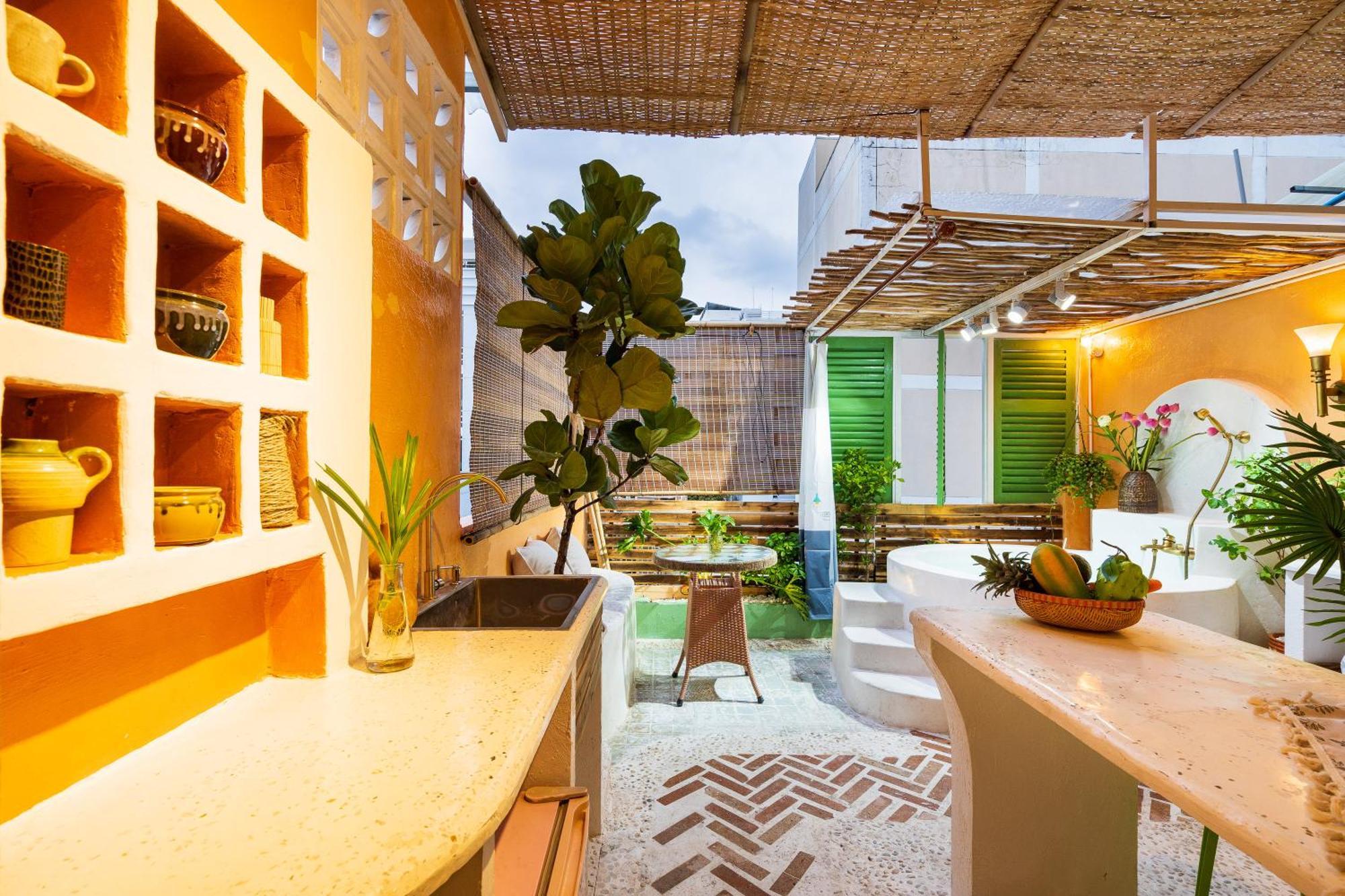 Apartment Center - Rooftop - Outdoor Bathtub