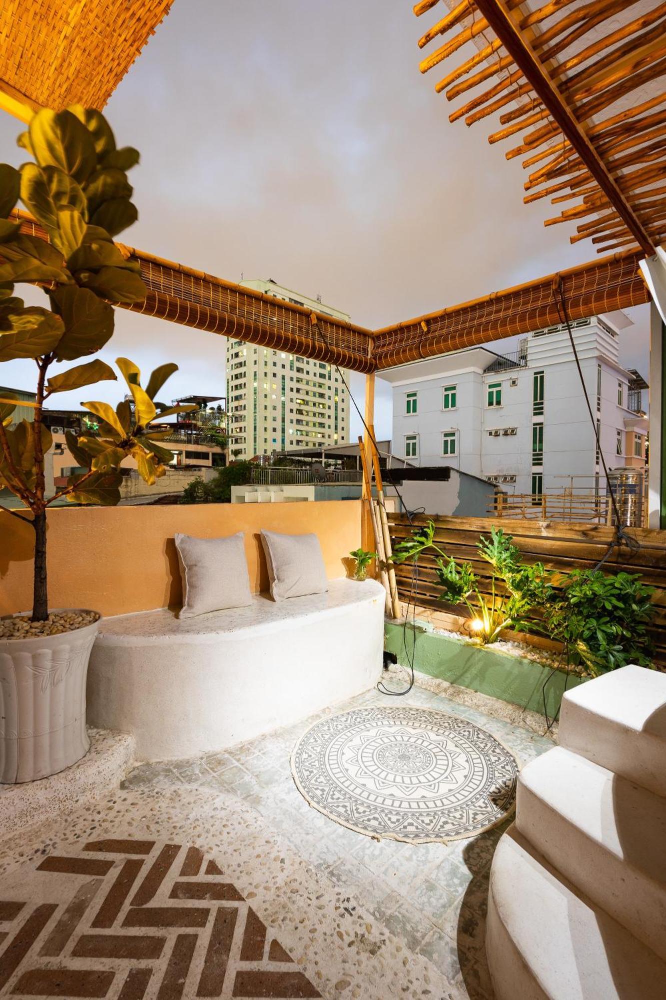 Apartment Center - Rooftop - Outdoor Bathtub *