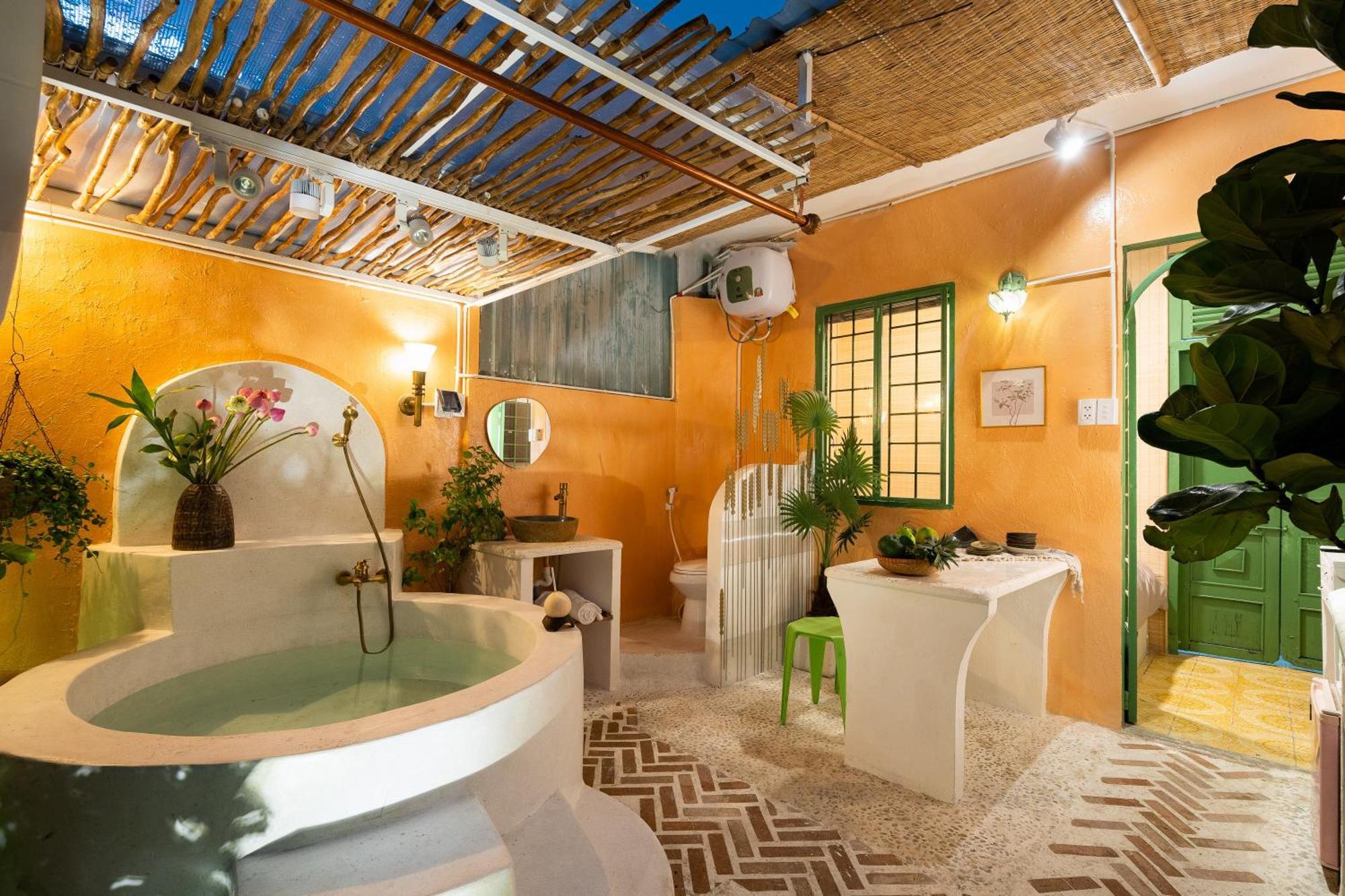 Center - Rooftop - Outdoor Bathtub *