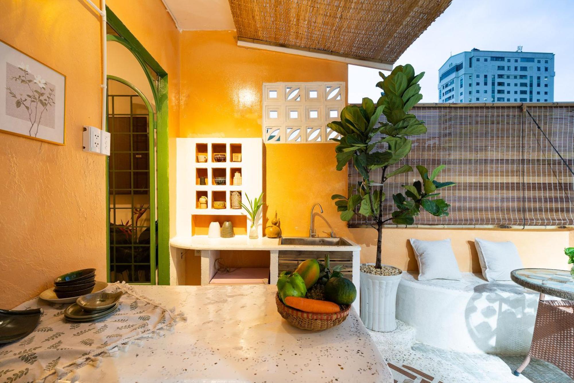 Center - Rooftop - Outdoor Bathtub Apartment