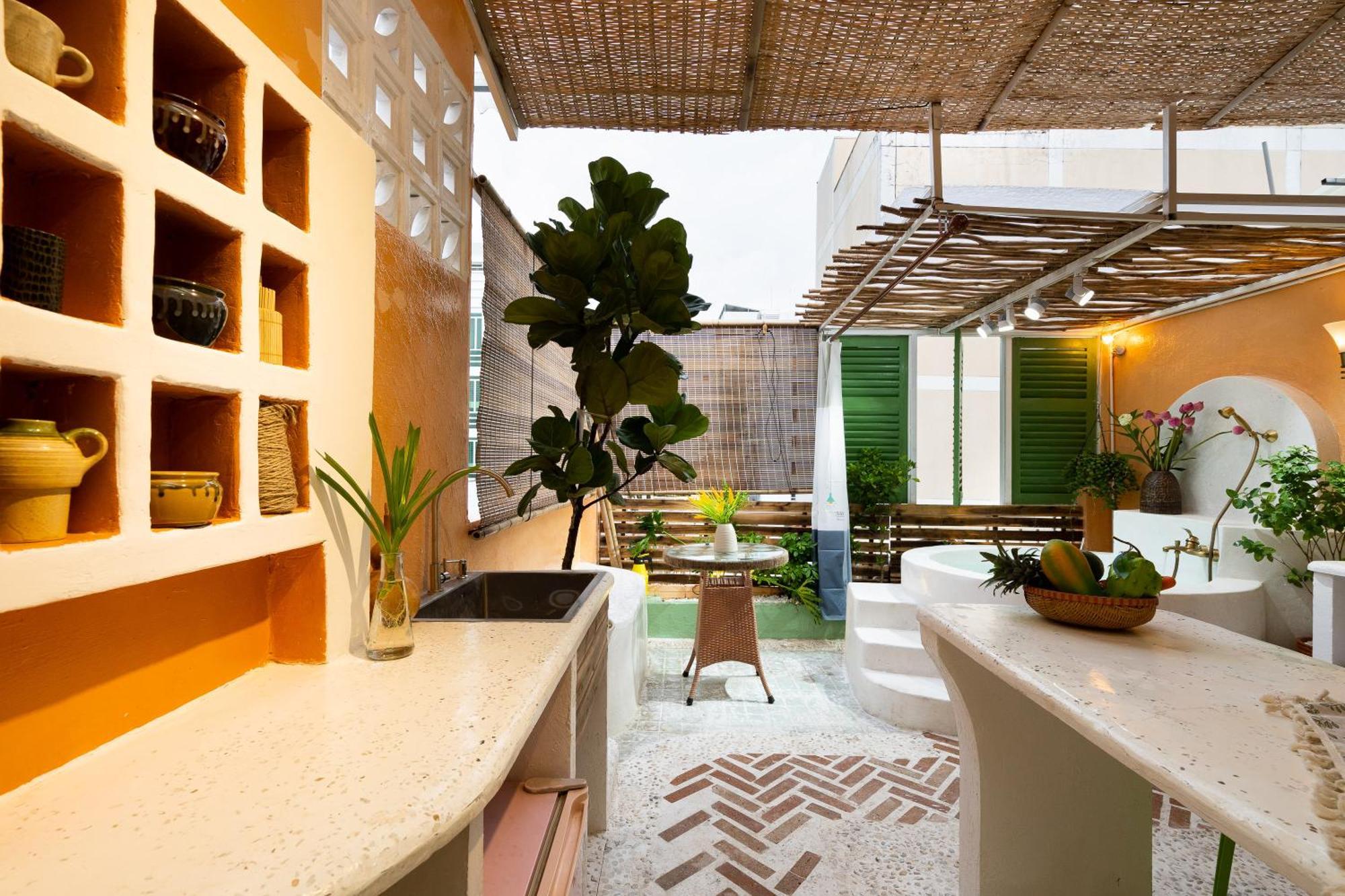 Center - Rooftop - Outdoor Bathtub *