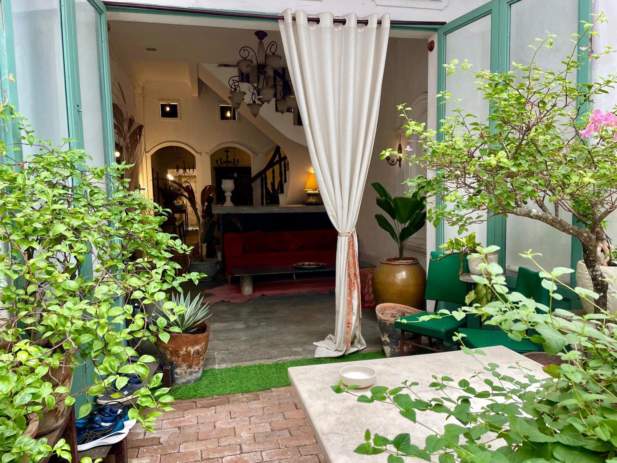Casa Cocore Charming Old Saigon House *