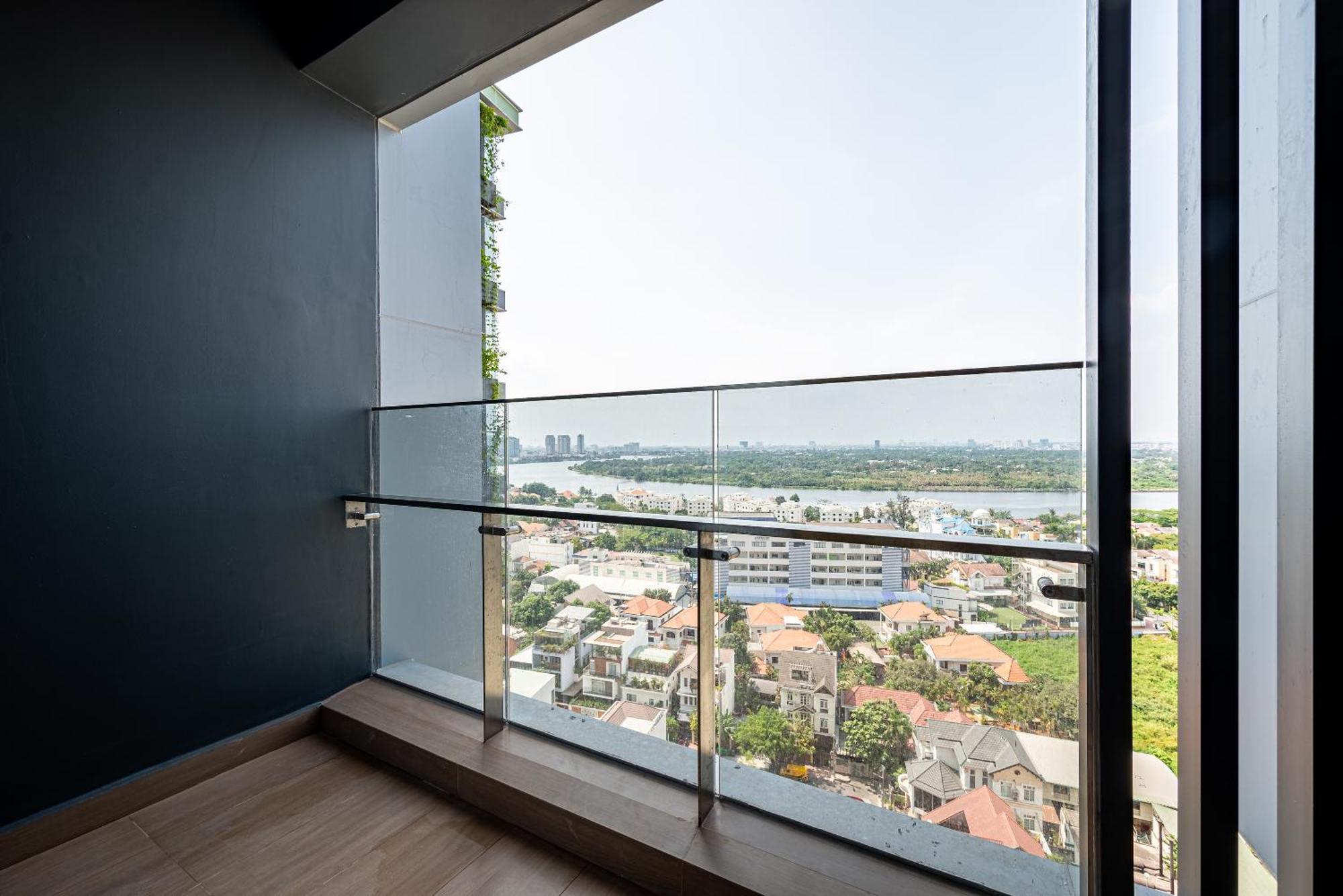 Lumiere Riverside Infinity Pool * Ho Chi Minh City