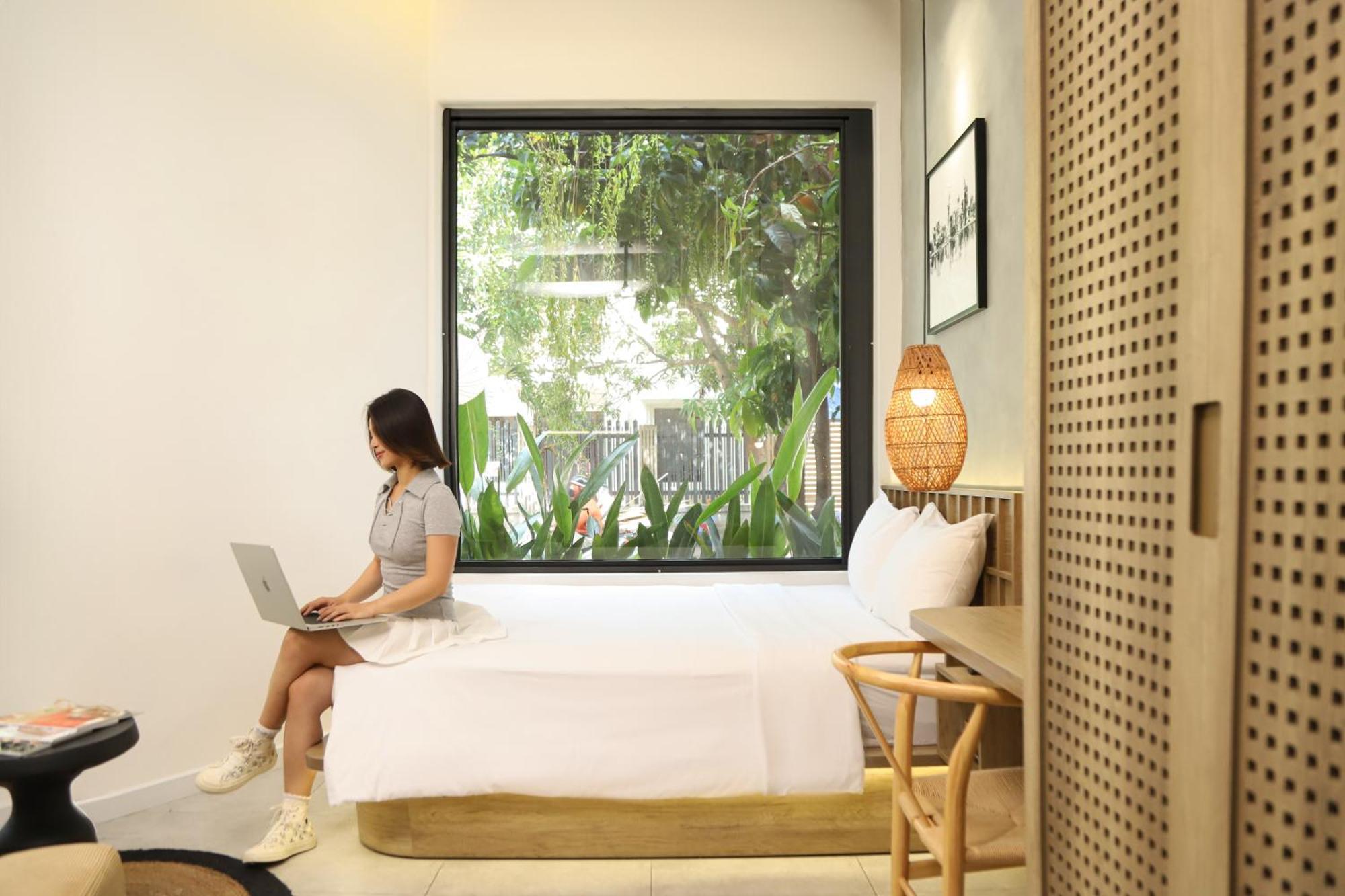 Kin Wander Tan Phong, The Moonage * Bandar Ho Chi Minh