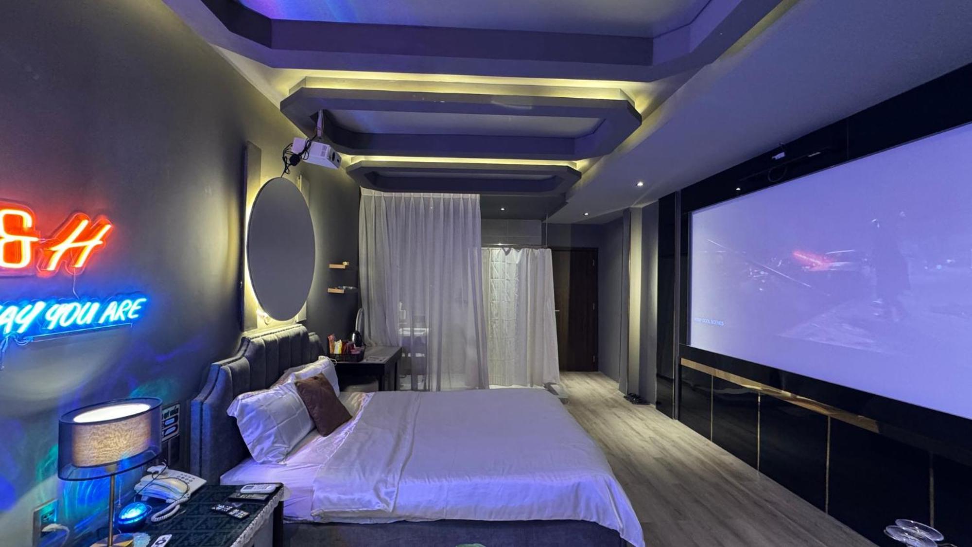 Hotel M&h Cinema