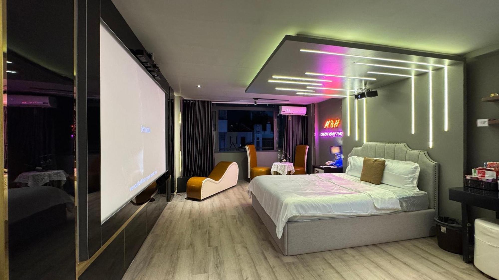 M&h Cinema Hotel *