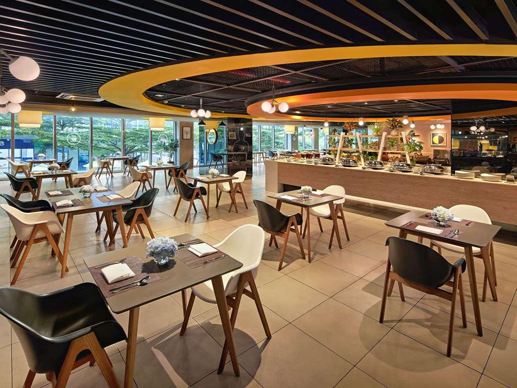 Novotel Living Saigon South Hotel *