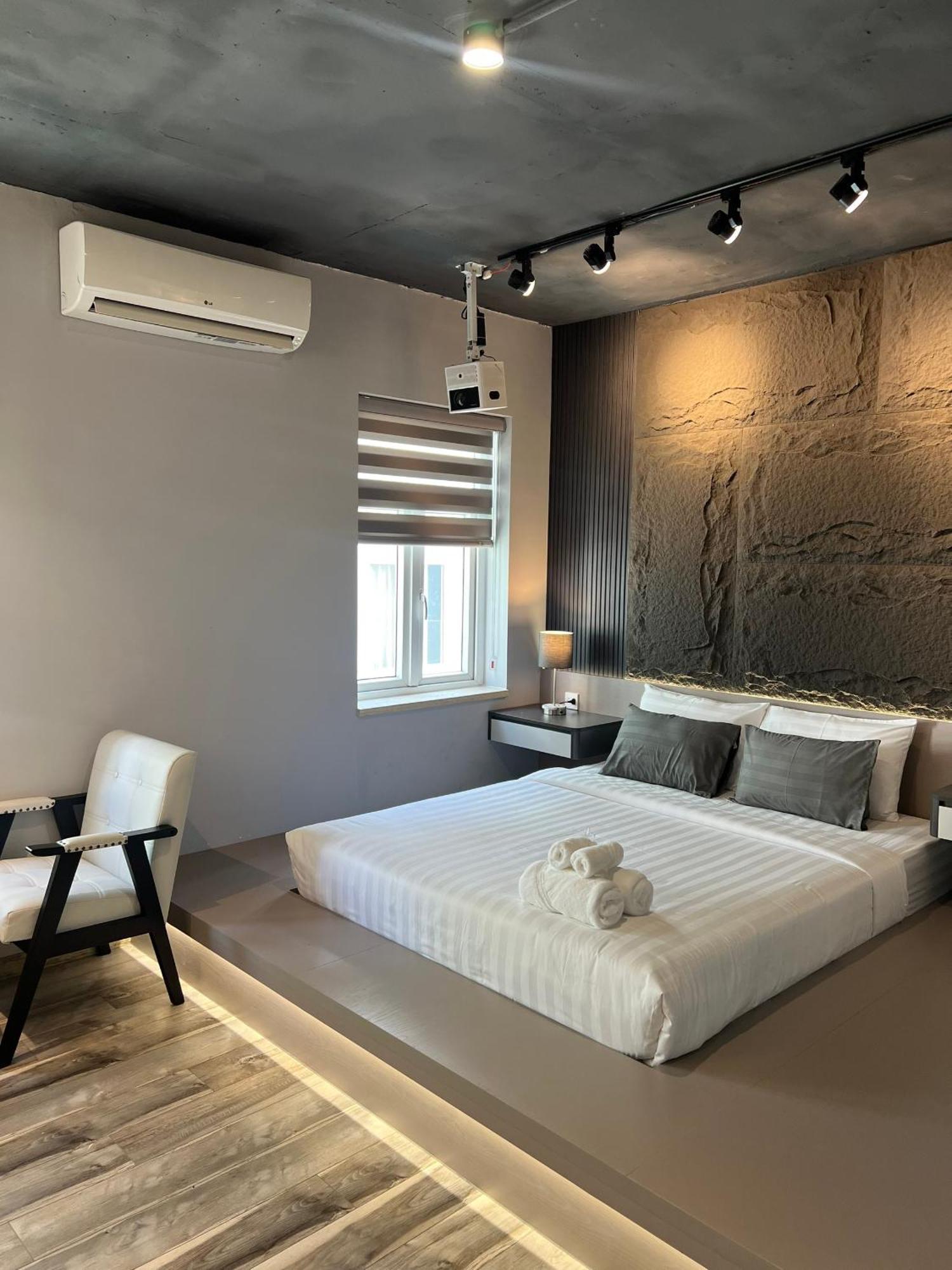 Hotel Simmi Signature & Ho Chi Minh City