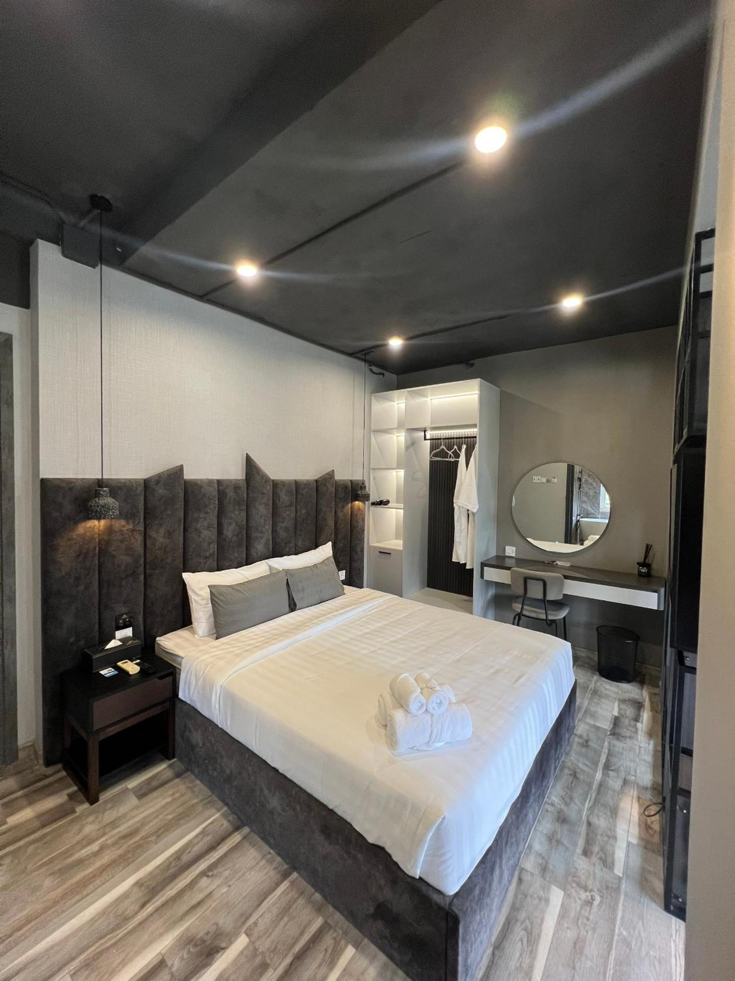 Simmi Signature & Hotel *