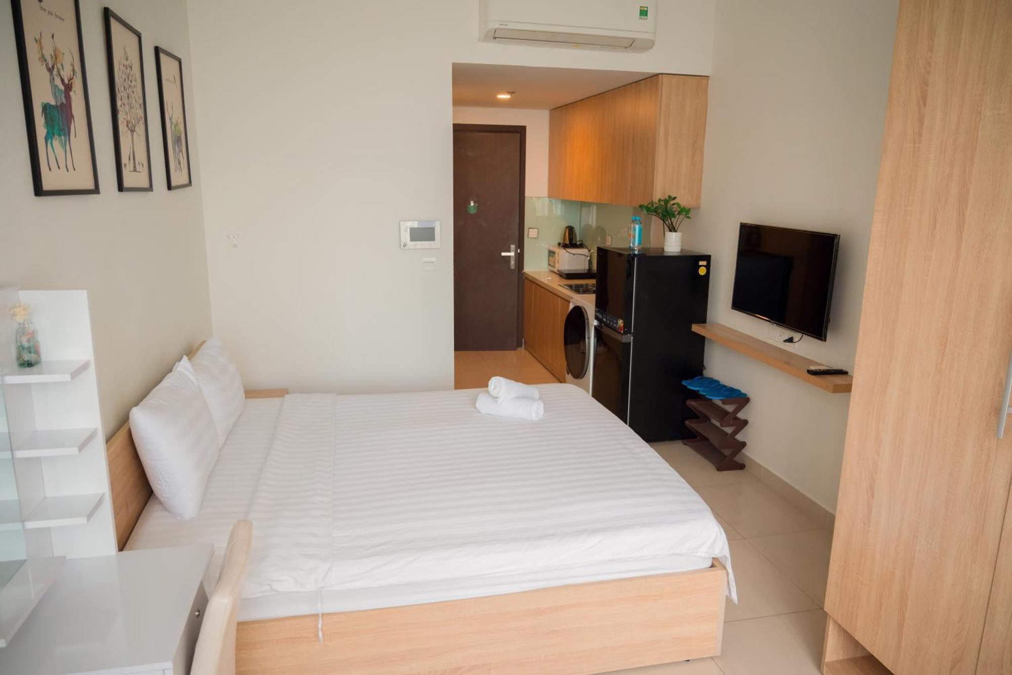 Saigon Authentic Apartments: Infinity Pool & Daily Perks *