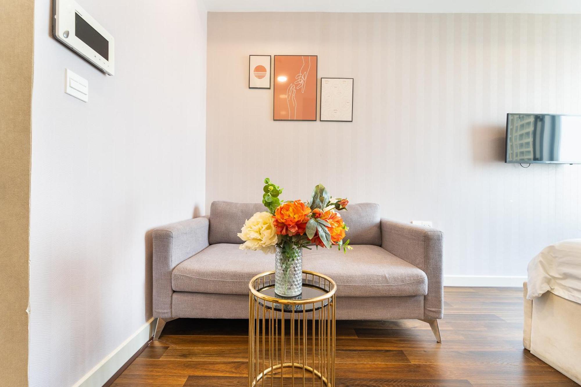Saigon Authentic Apartments: Infinity Pool & Daily Perks Apartment