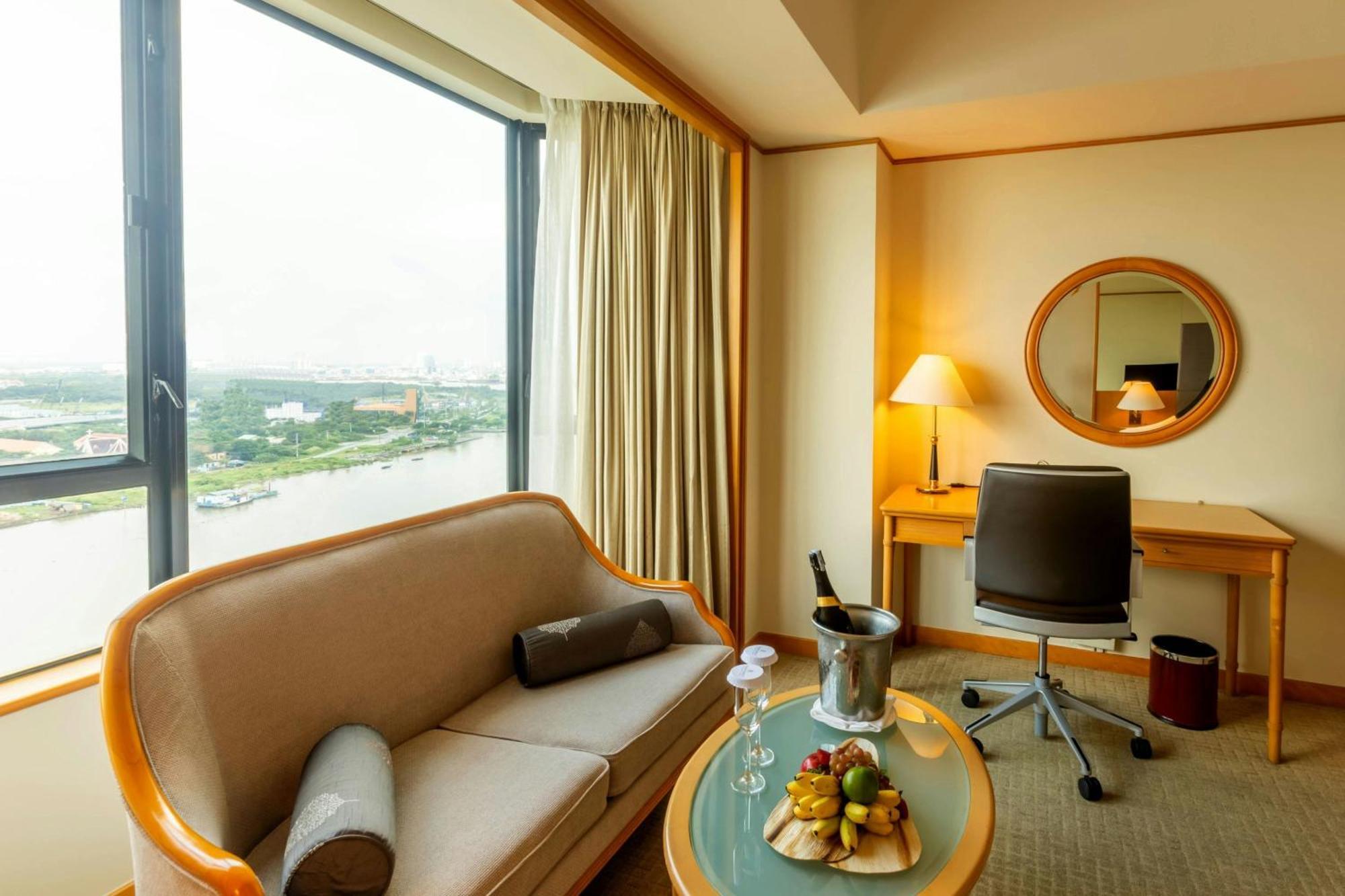 Khách sạn Renaissance Riverside Sài Gòn