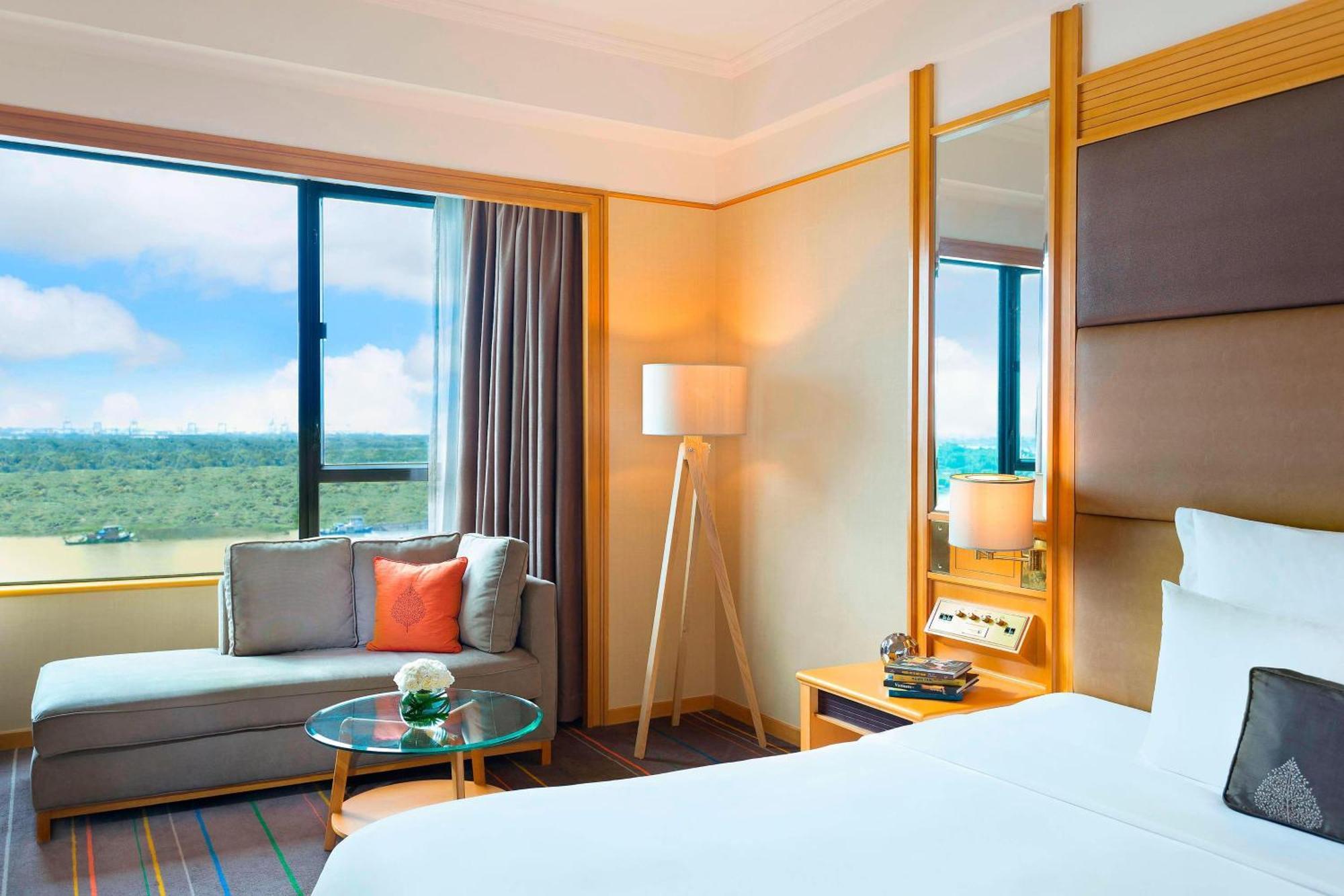 Khách sạn Renaissance Riverside Sài Gòn 5*