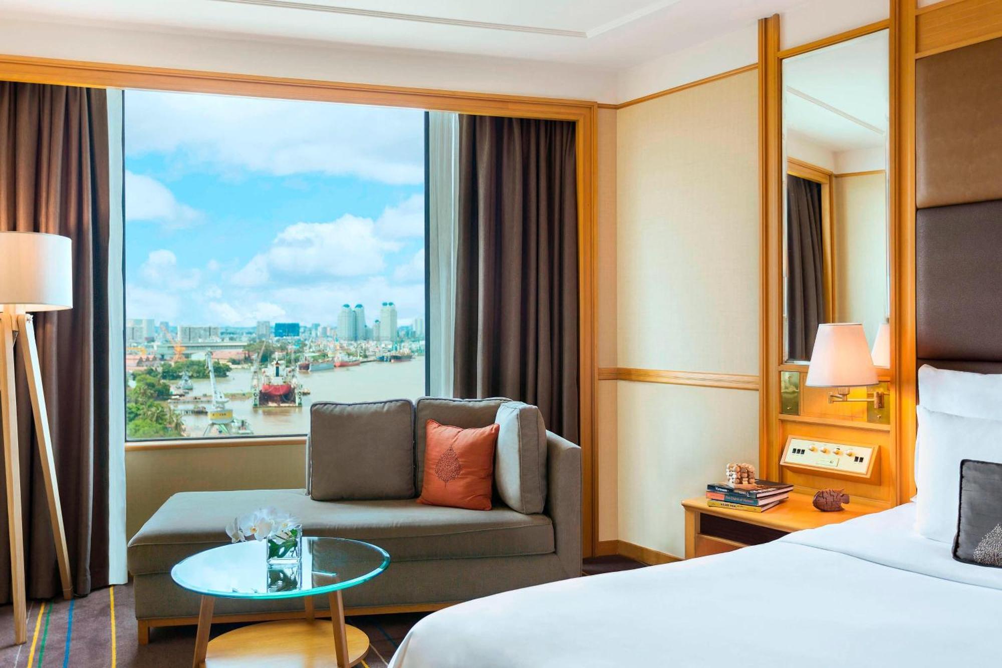 Khách sạn Renaissance Riverside Sài Gòn