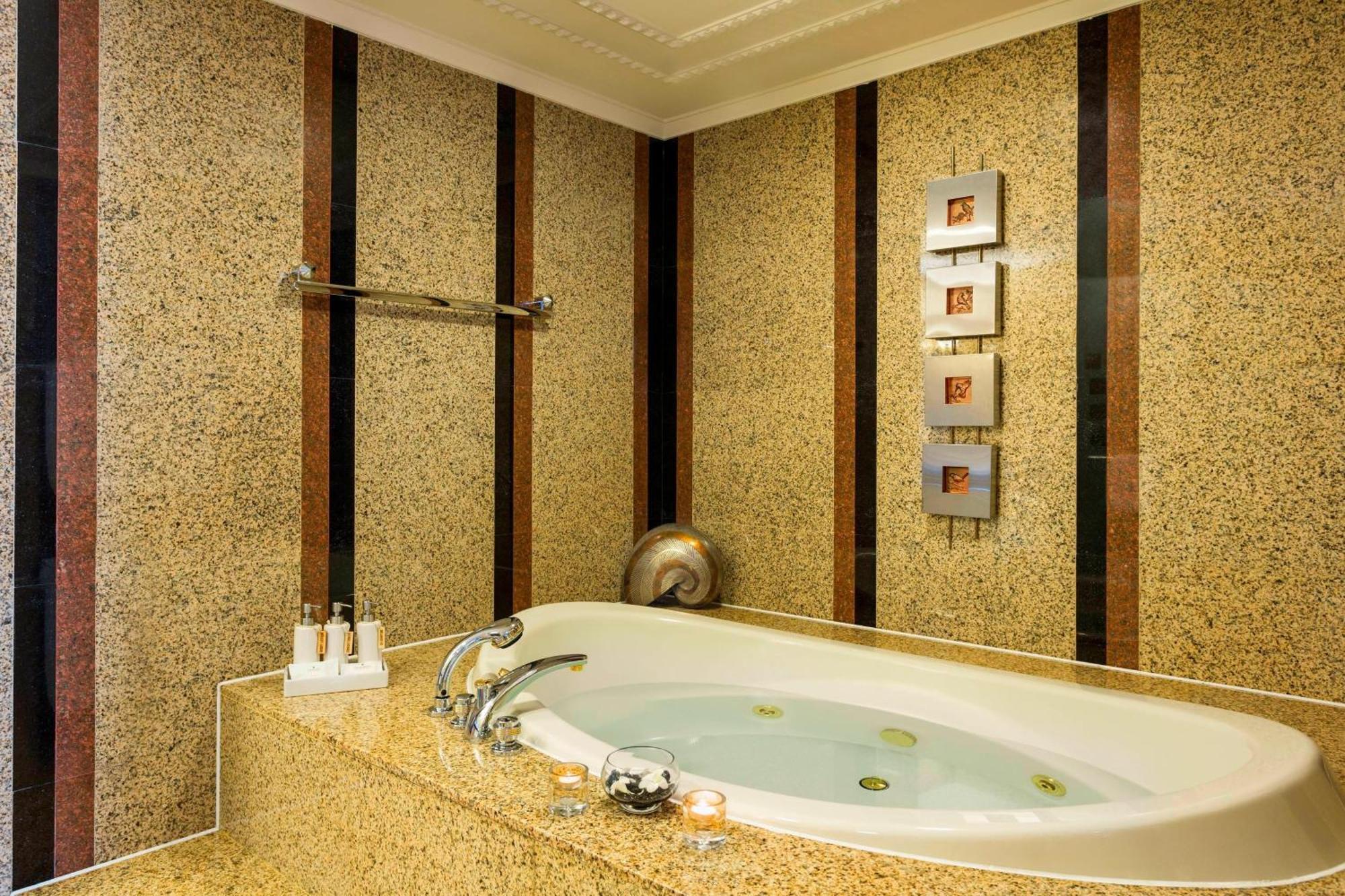 Renaissance Riverside Sài Gòn 5*