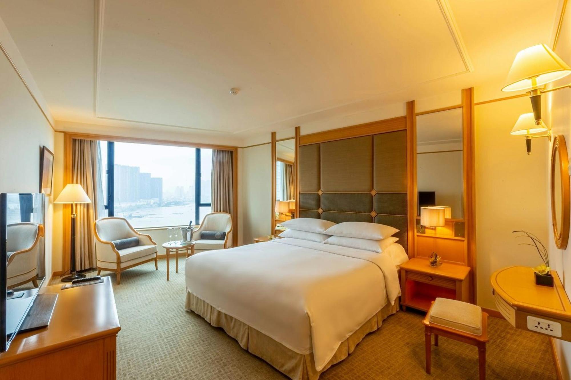 Renaissance Riverside Sài Gòn