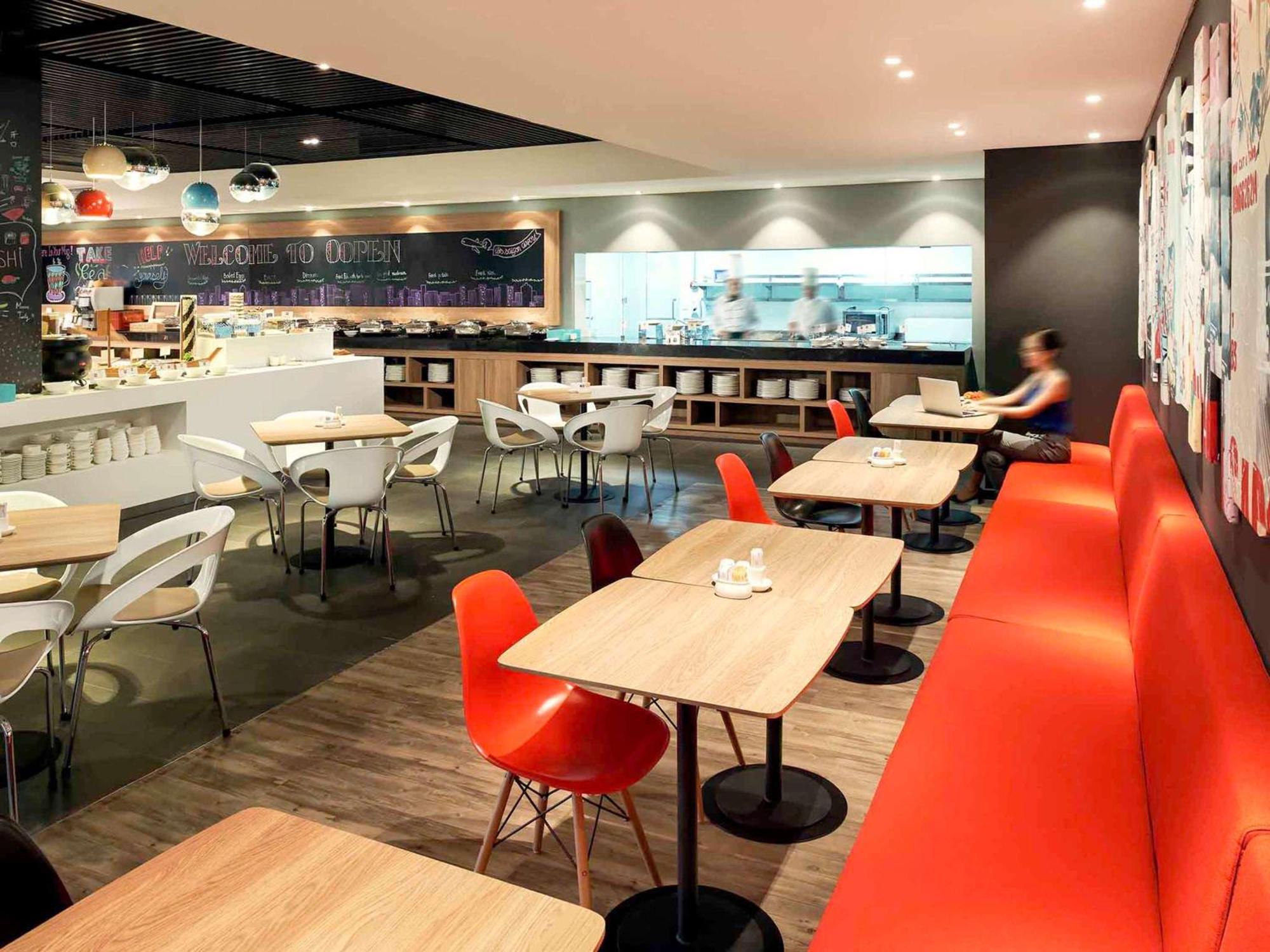 Hotel Ibis Saigon Airport 4*
