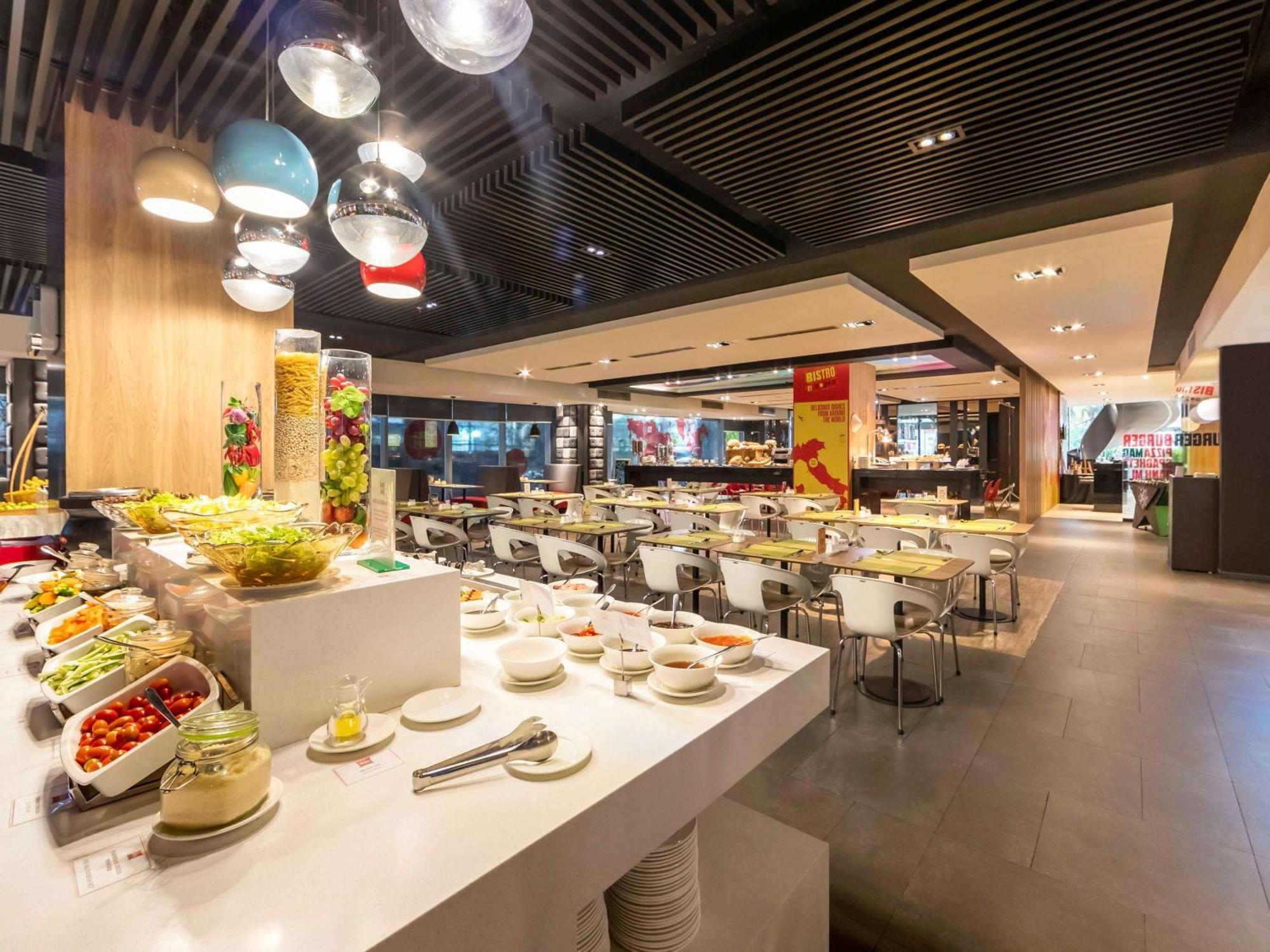 Hotel Ibis Saigon Airport 4*