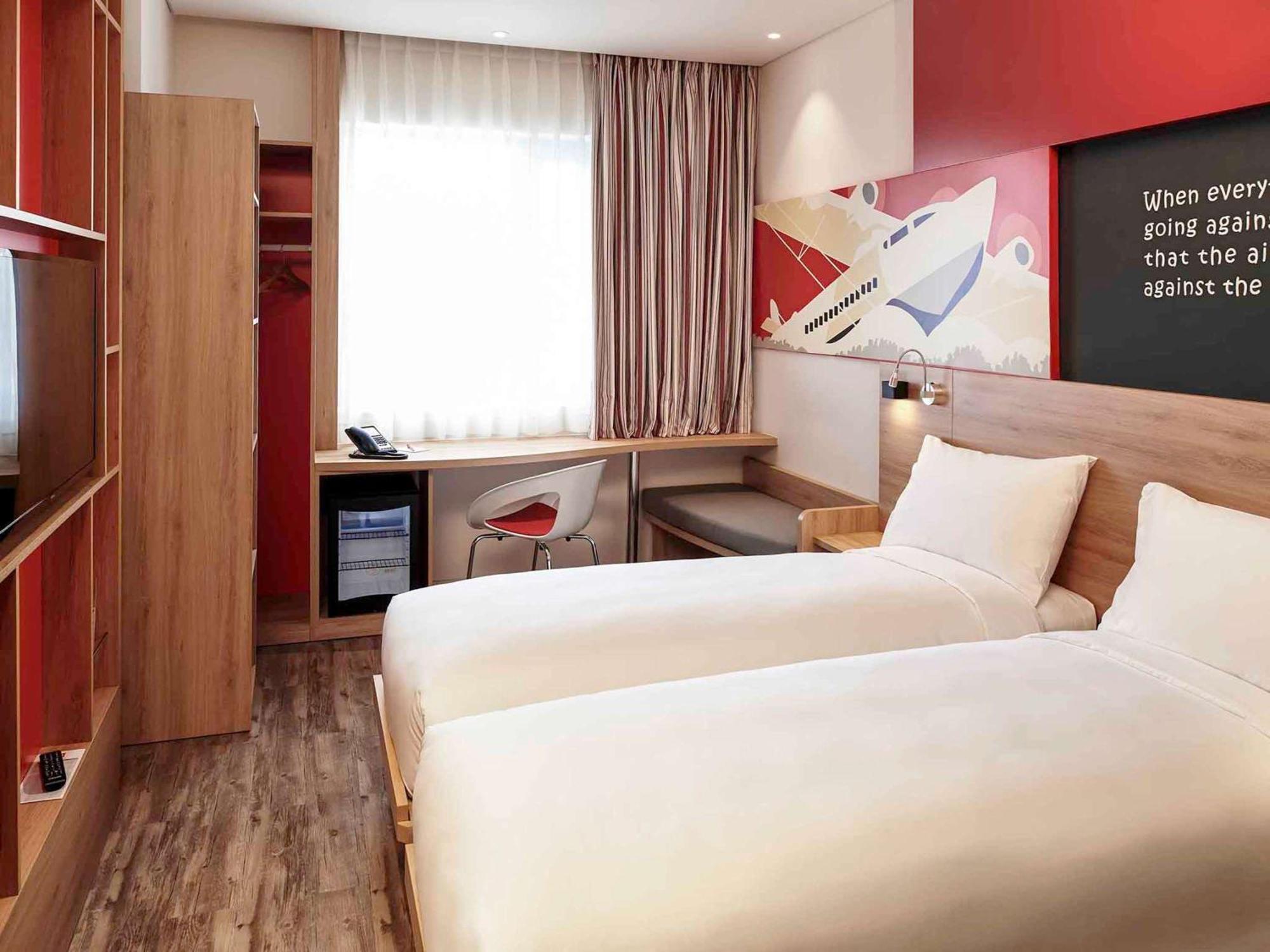 Ibis Saigon Airport 4*