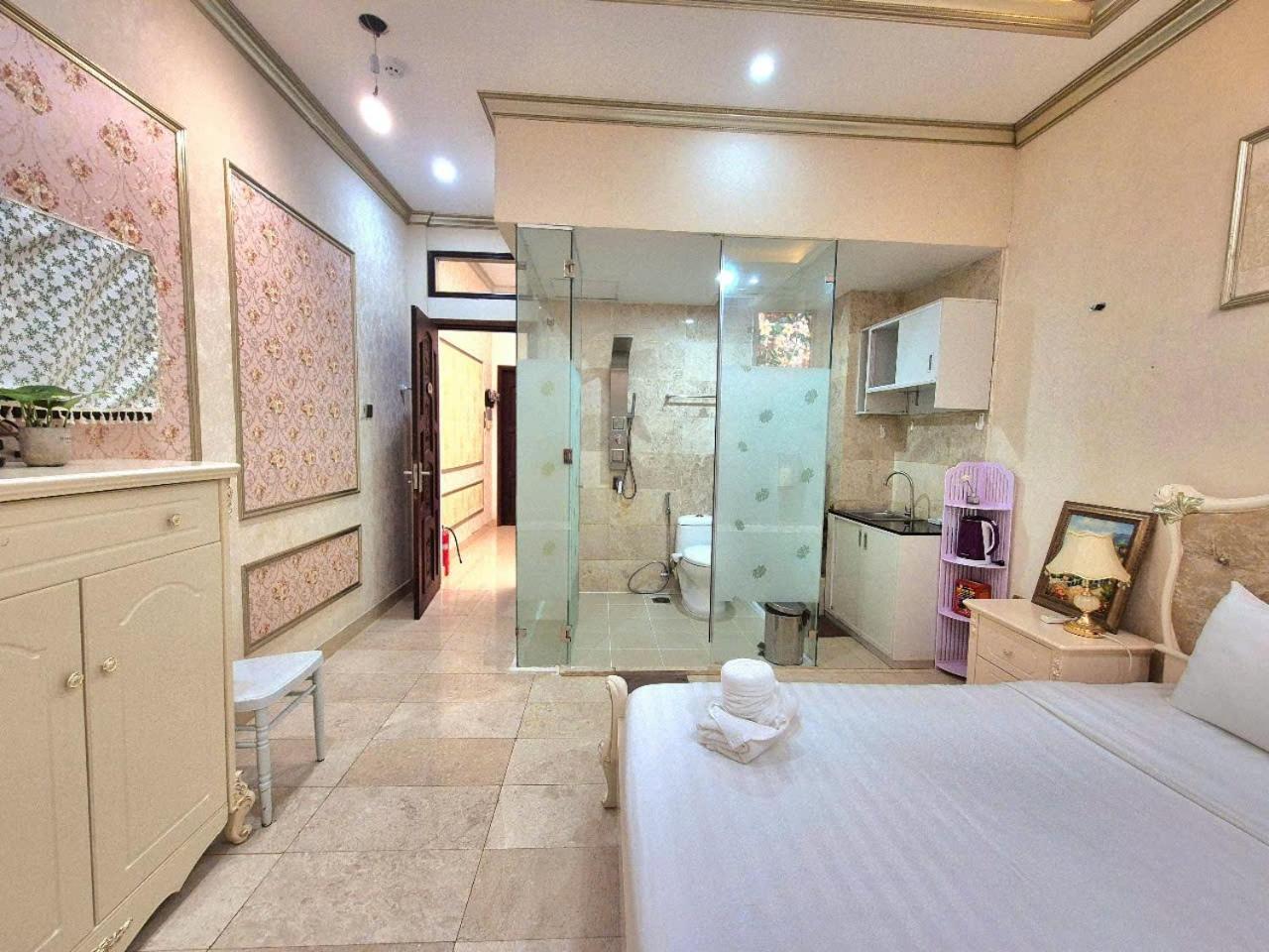 F F House Aparthotel