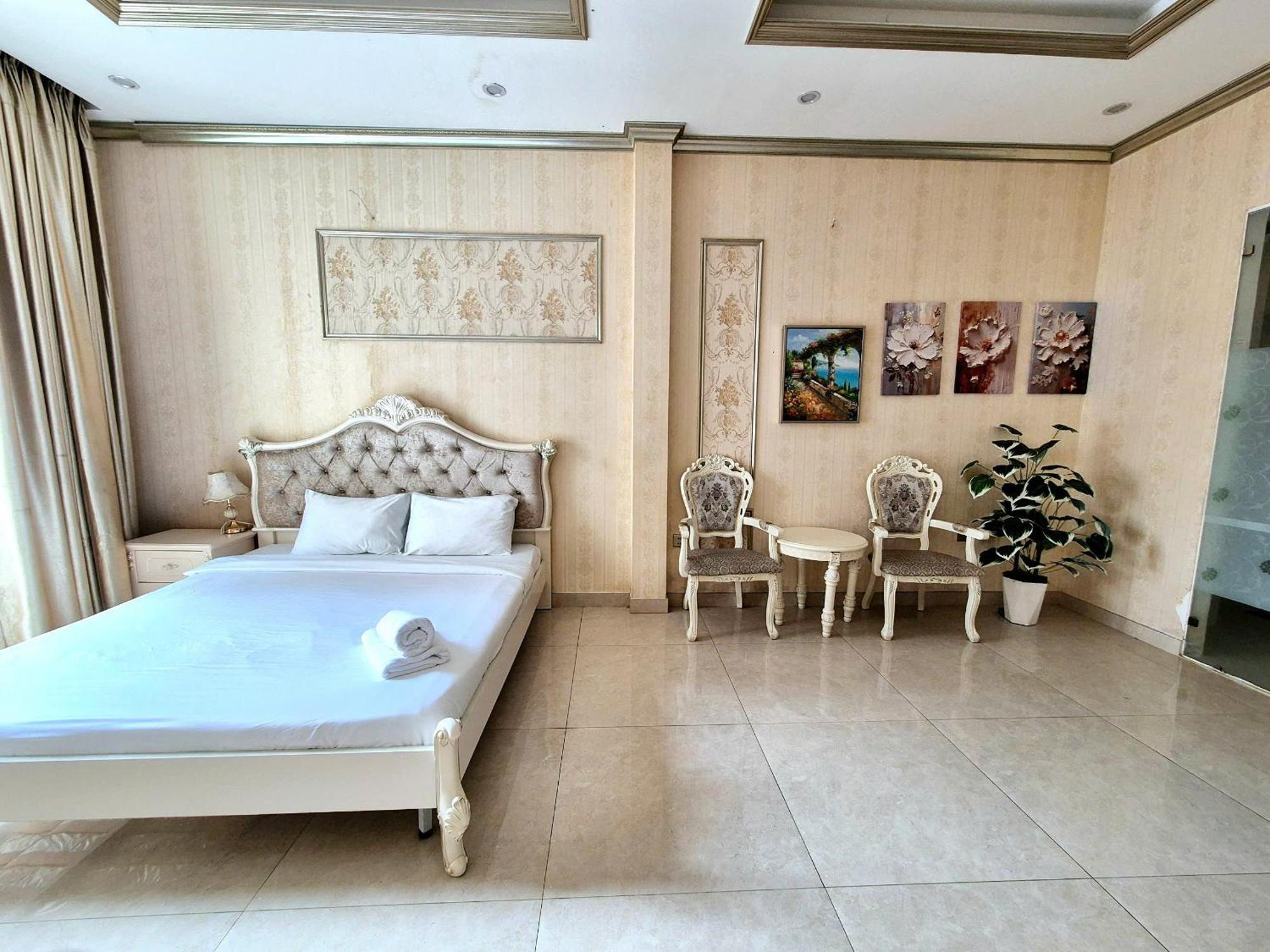 F F House Aparthotel