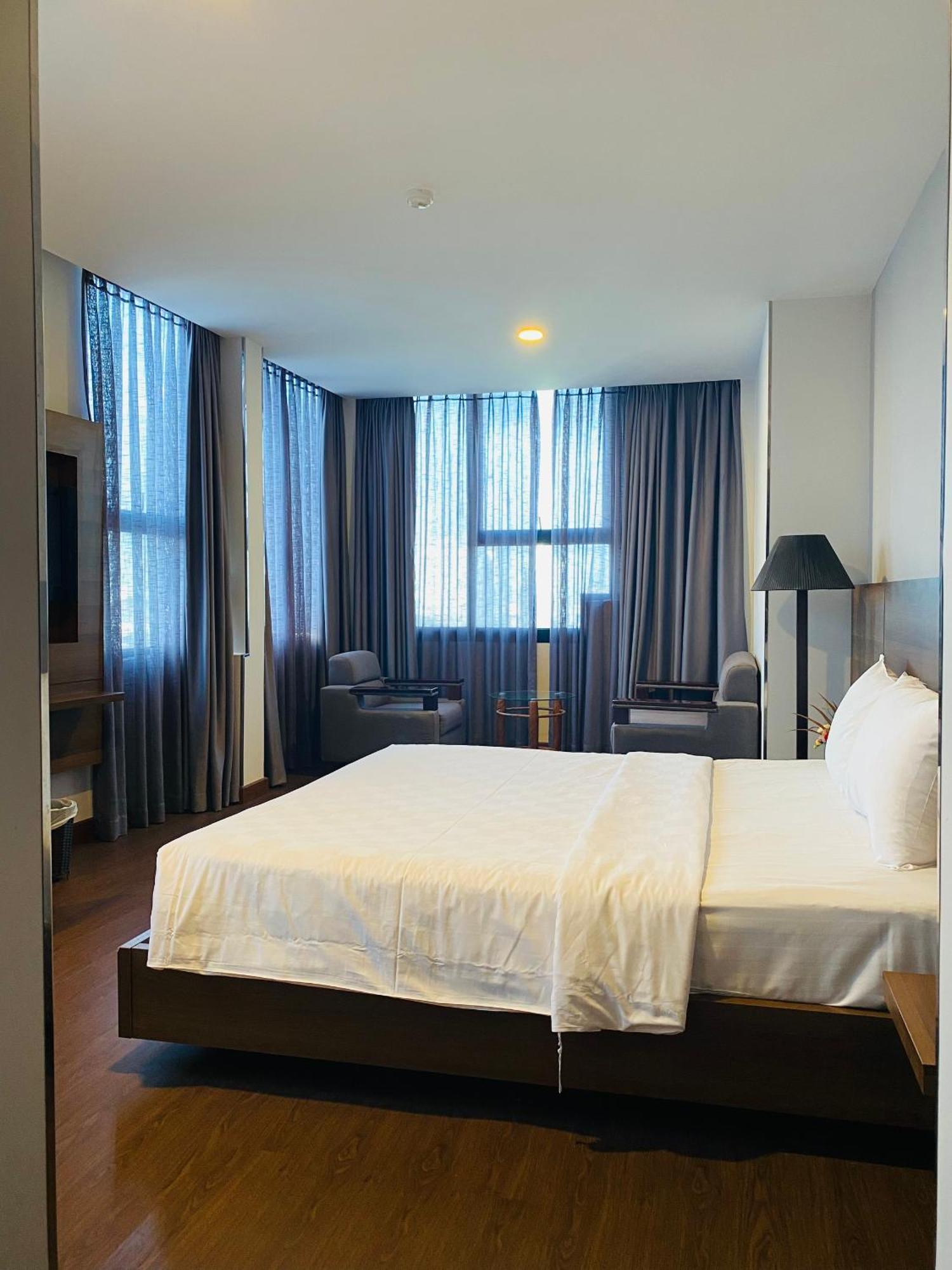 Park Saigon Hotel