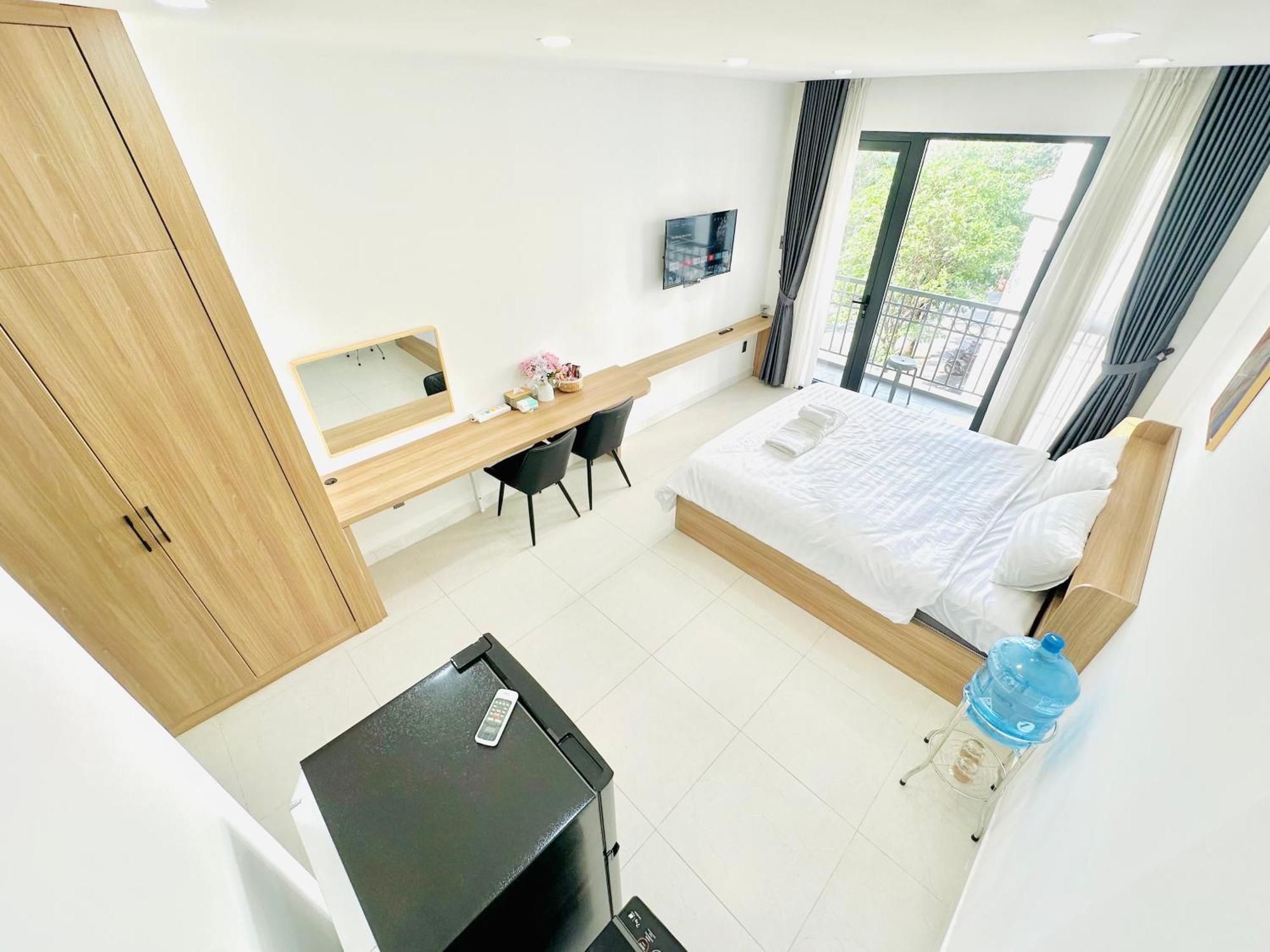 302 Modern With Balcony & Kitchen Apartment