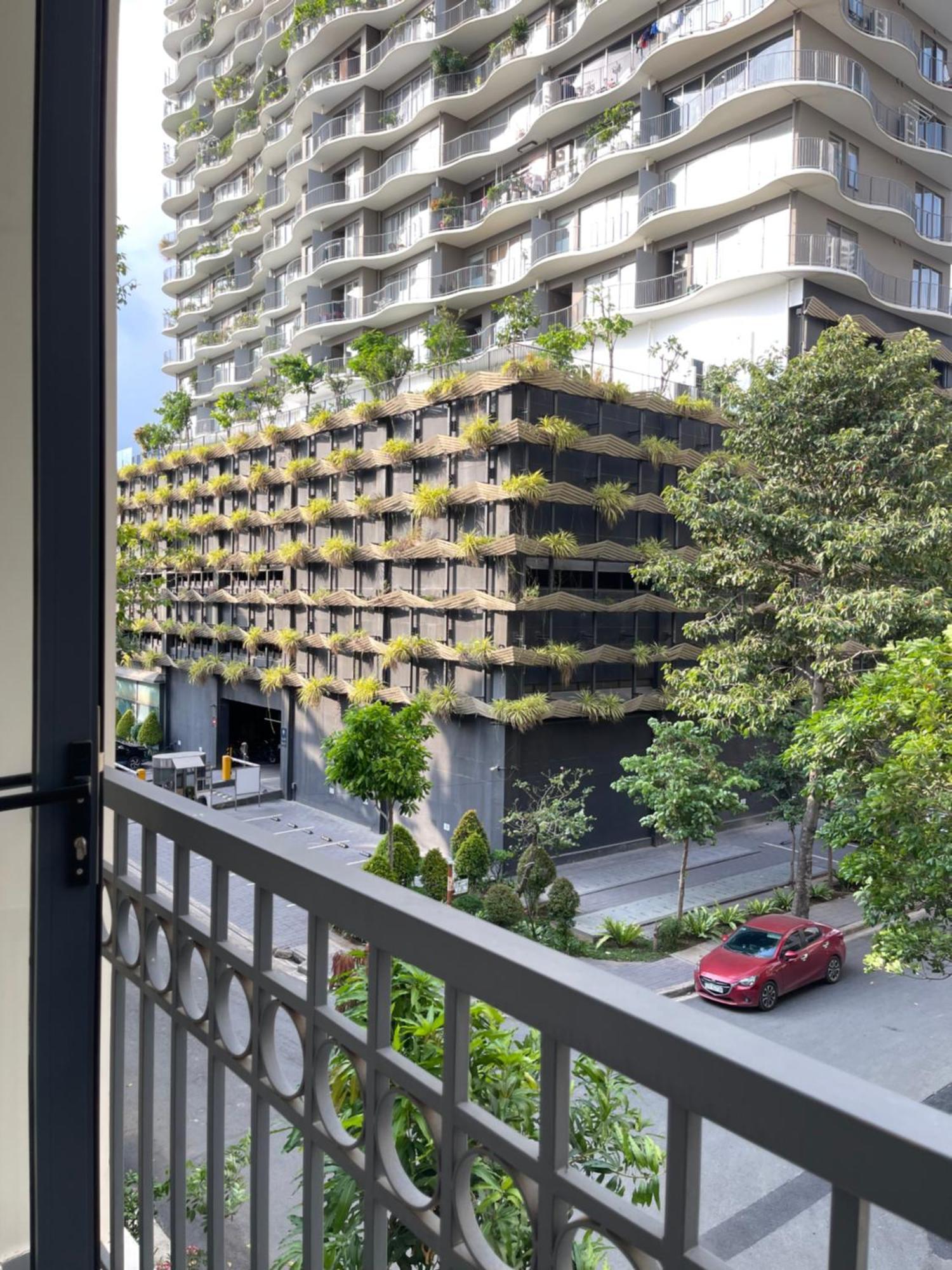 302 Modern With Balcony & Kitchen Apartment