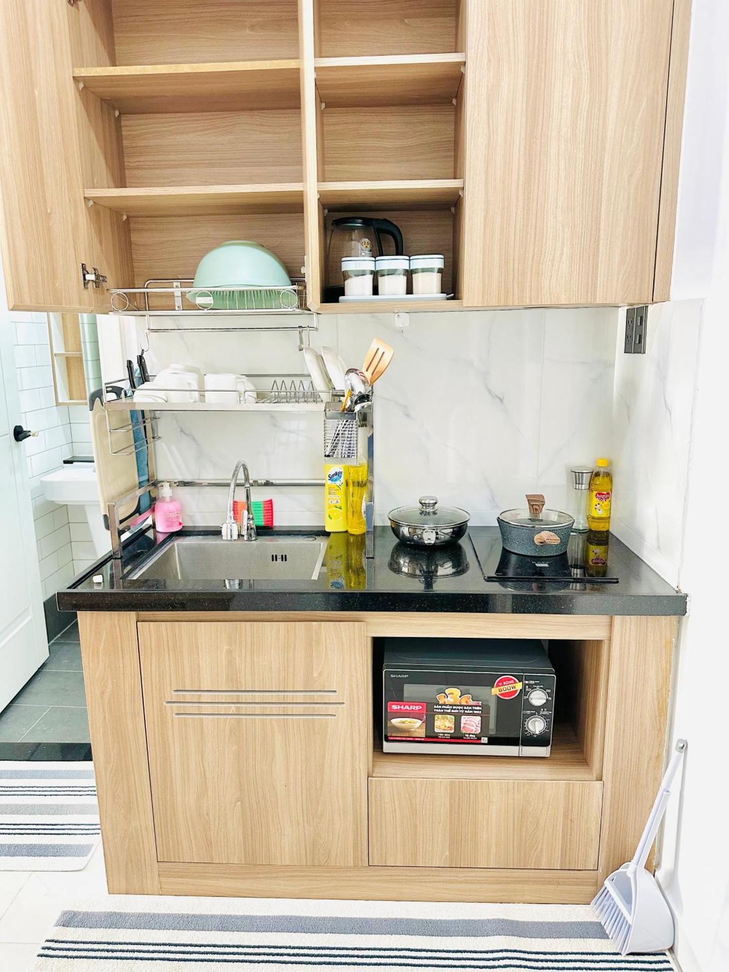 302 Modern With Balcony & Kitchen Apartment