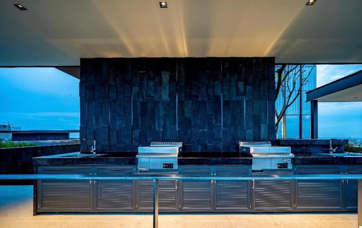 Luxury 2bd Rooftop Bar & Pool In Saigon Center Apartment *