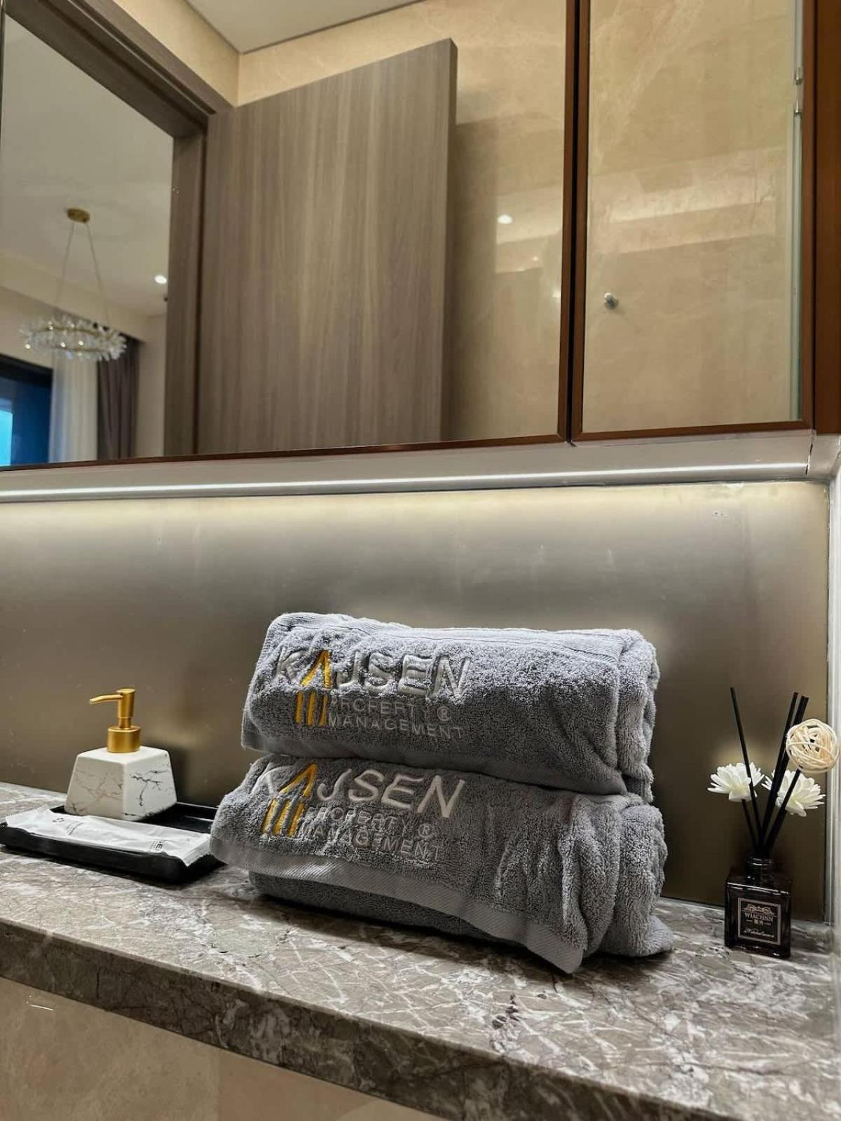 Luxury 2bd Rooftop Bar & Pool In Saigon Center *