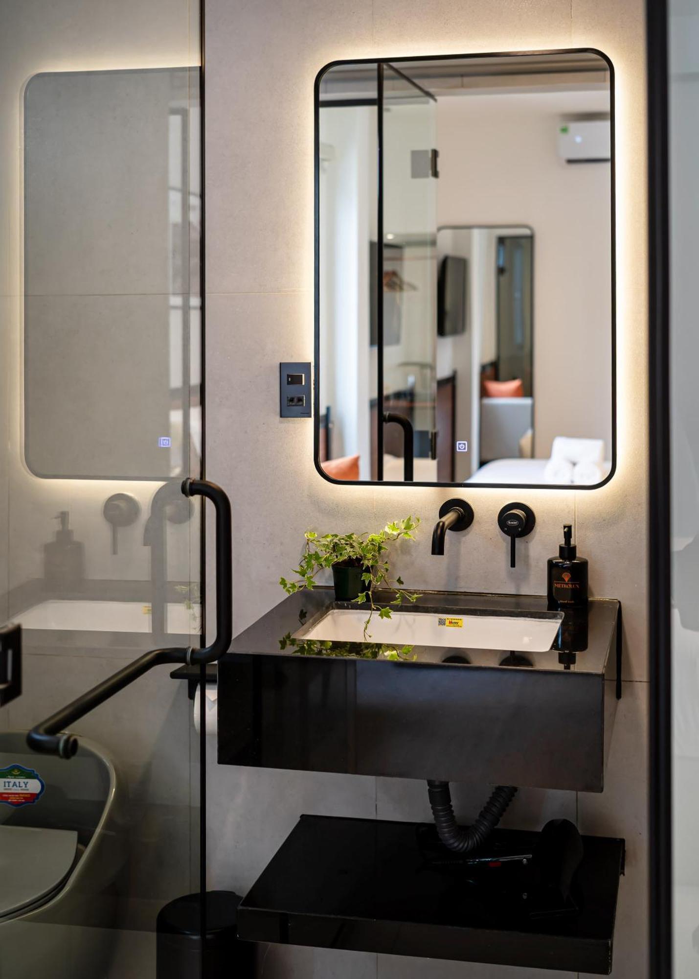 Metrolux Contemporary Hotel 4*