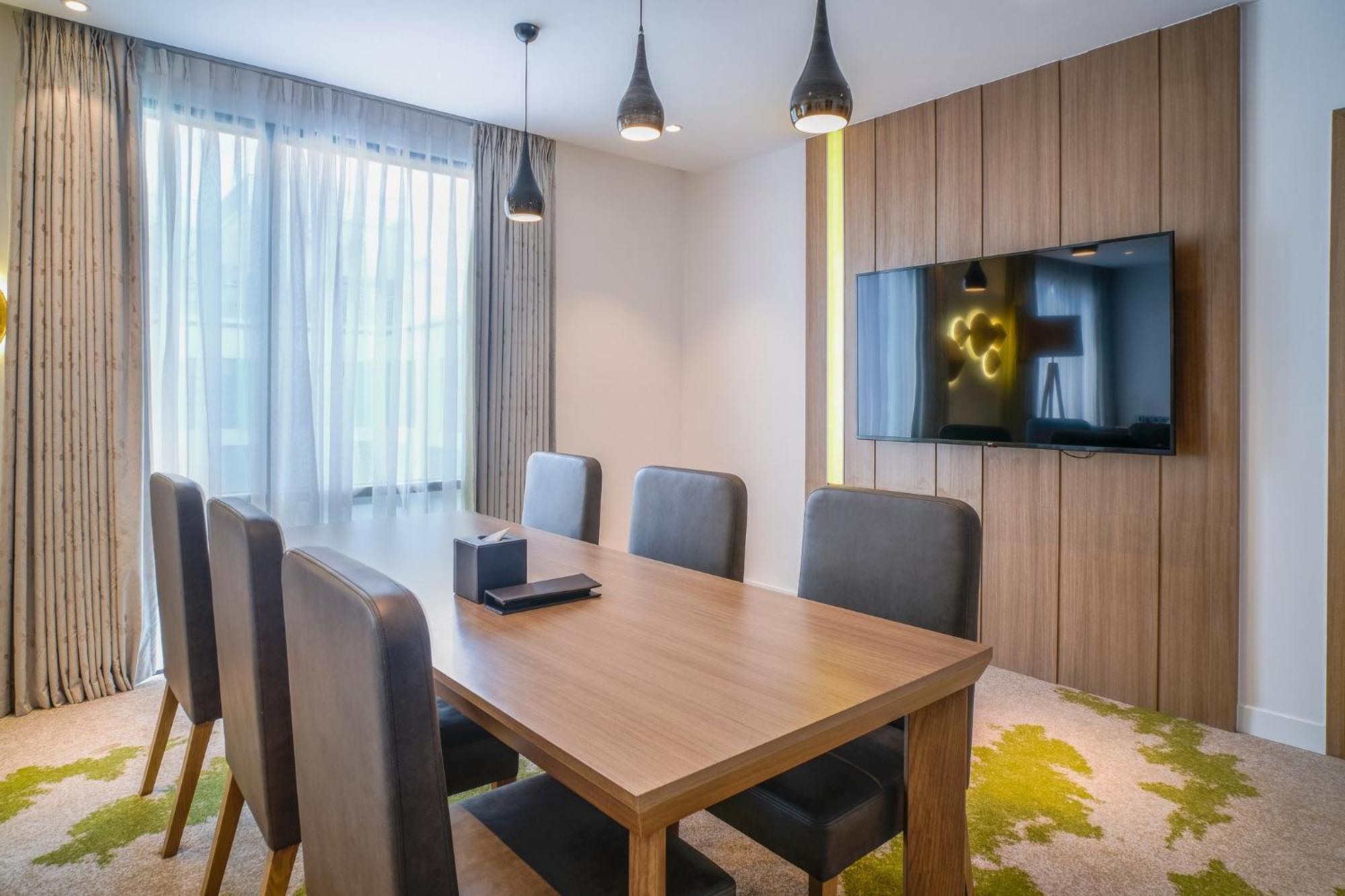 & Saigon Airport By Ihg Hotel 5*