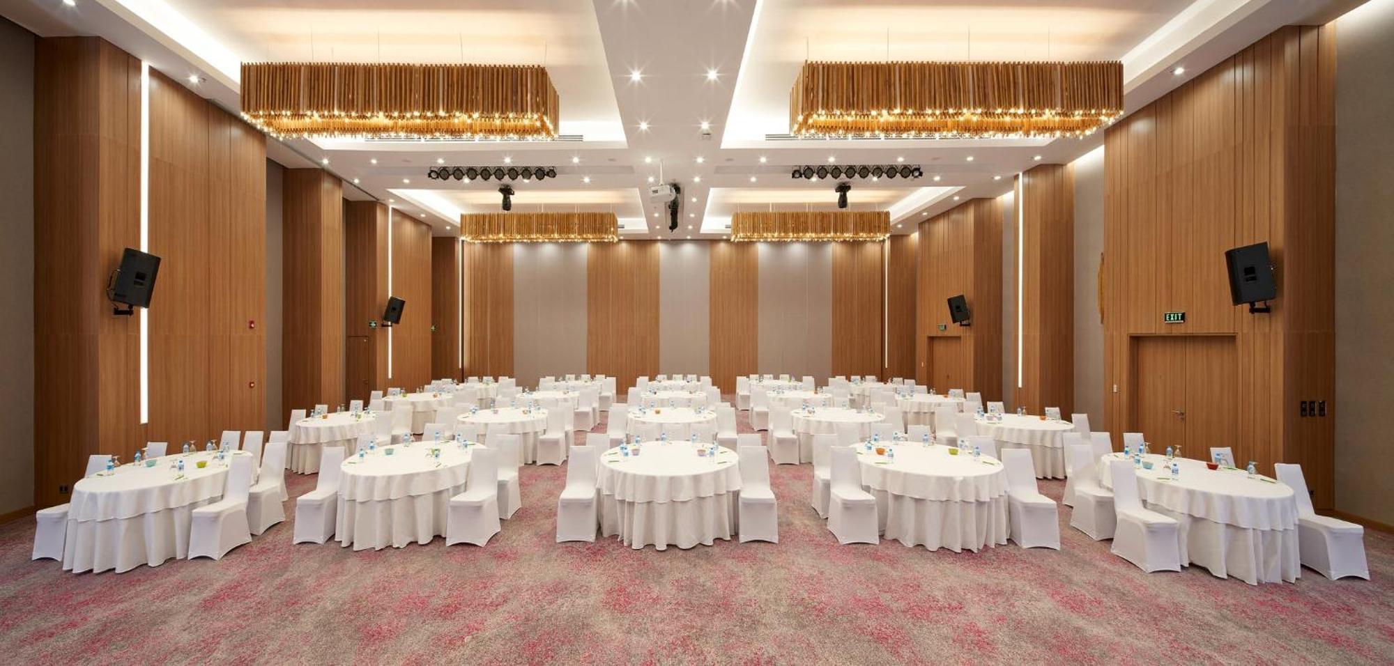 Hotel & Saigon Airport By Ihg