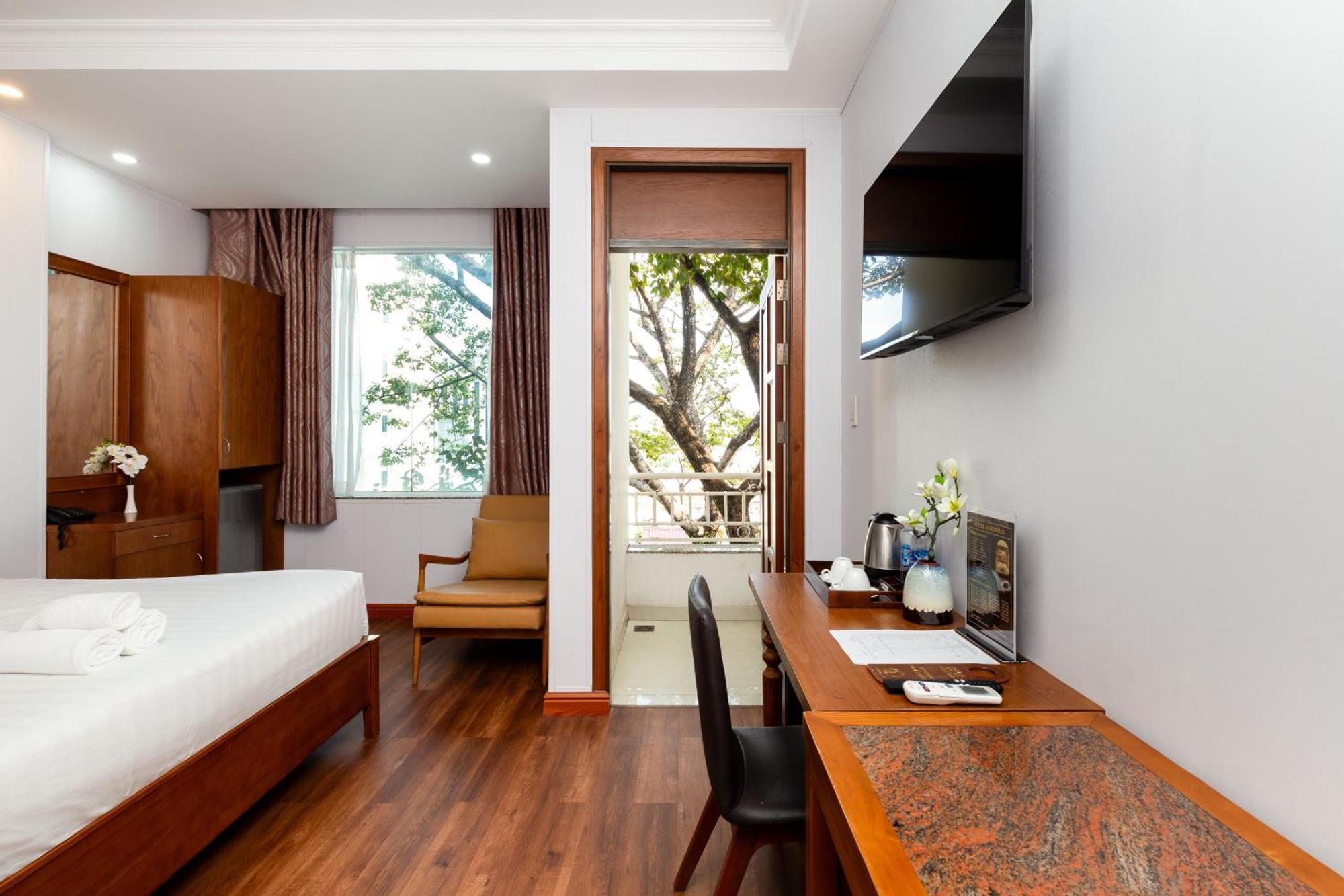 Premium Sonata Saigon Khách sạn 4*