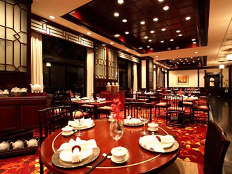 Khách sạn Renaissance Riverside Sài Gòn 5*