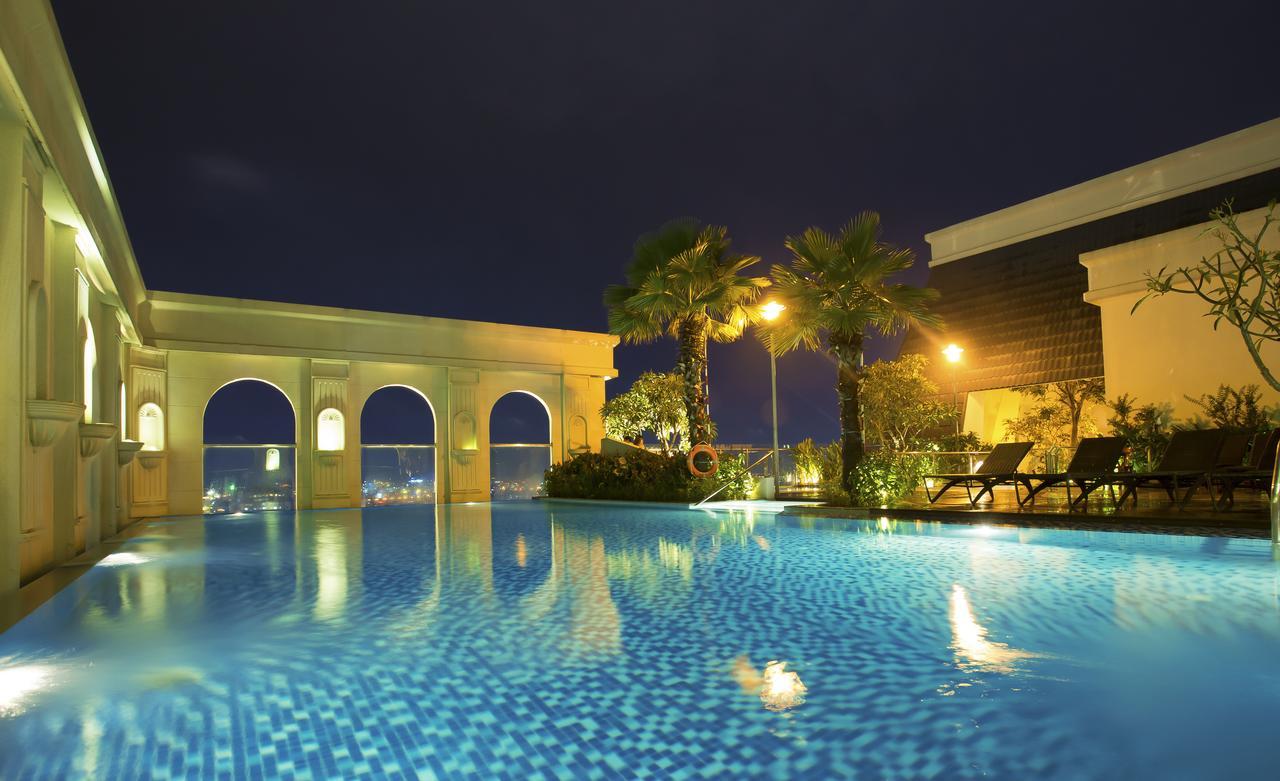 Ami Splendid Rooftop Pool