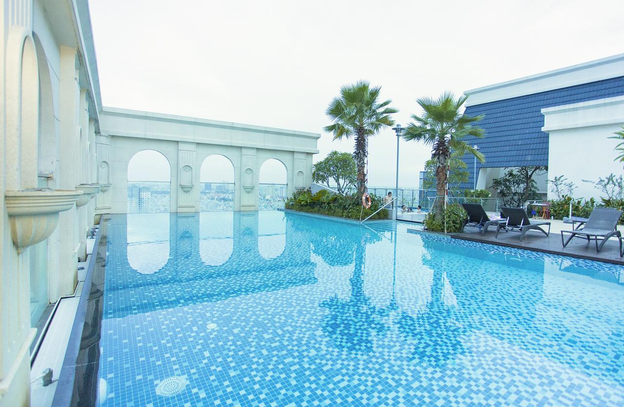 Ami Splendid Rooftop Pool