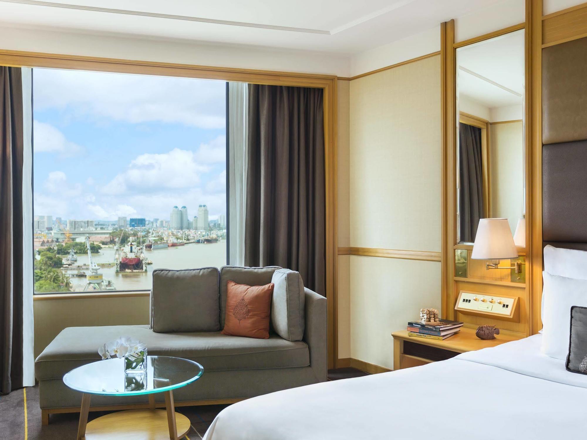 Renaissance Riverside Sài Gòn Khách sạn 5*