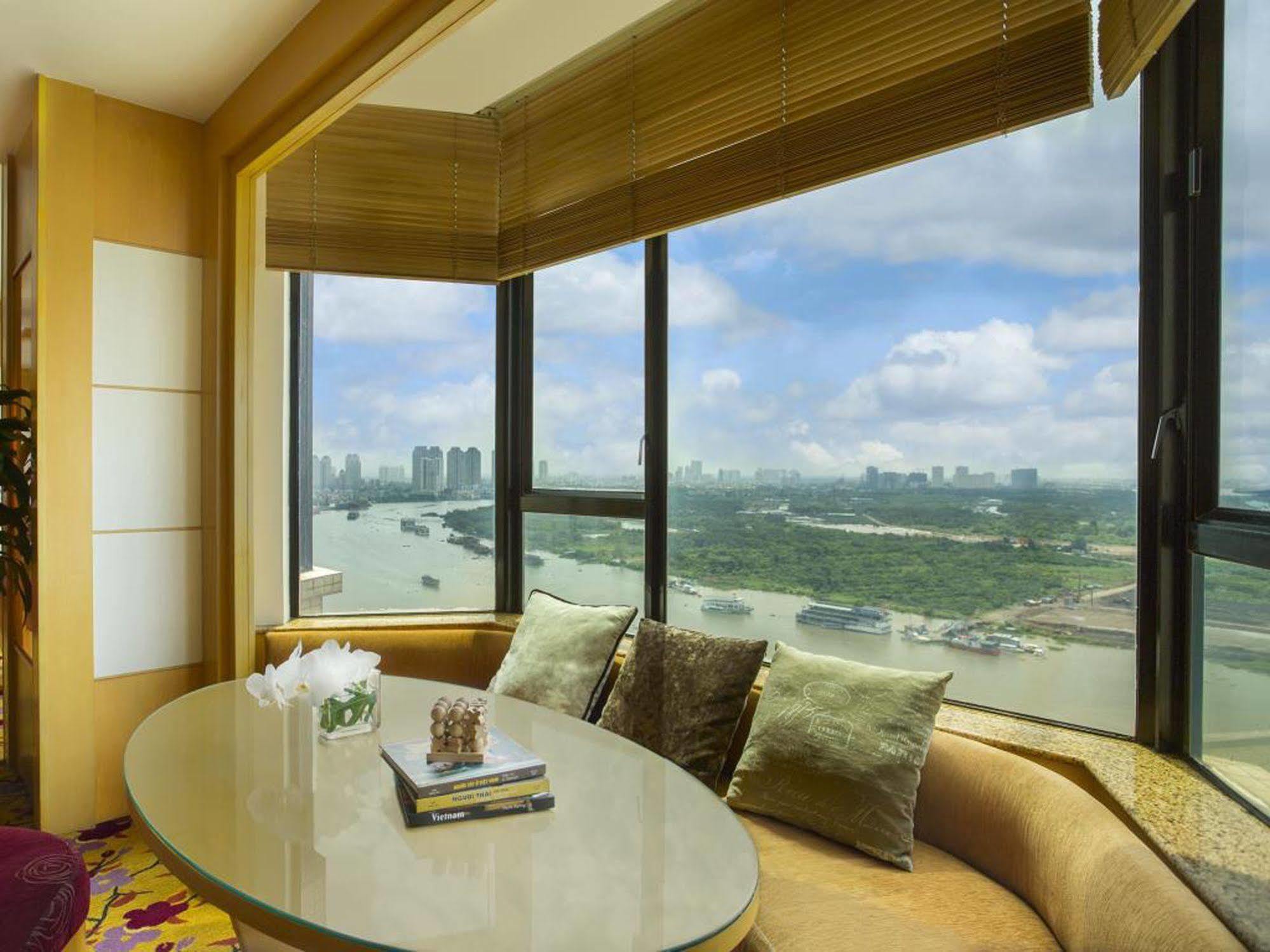 Khách sạn Renaissance Riverside Sài Gòn