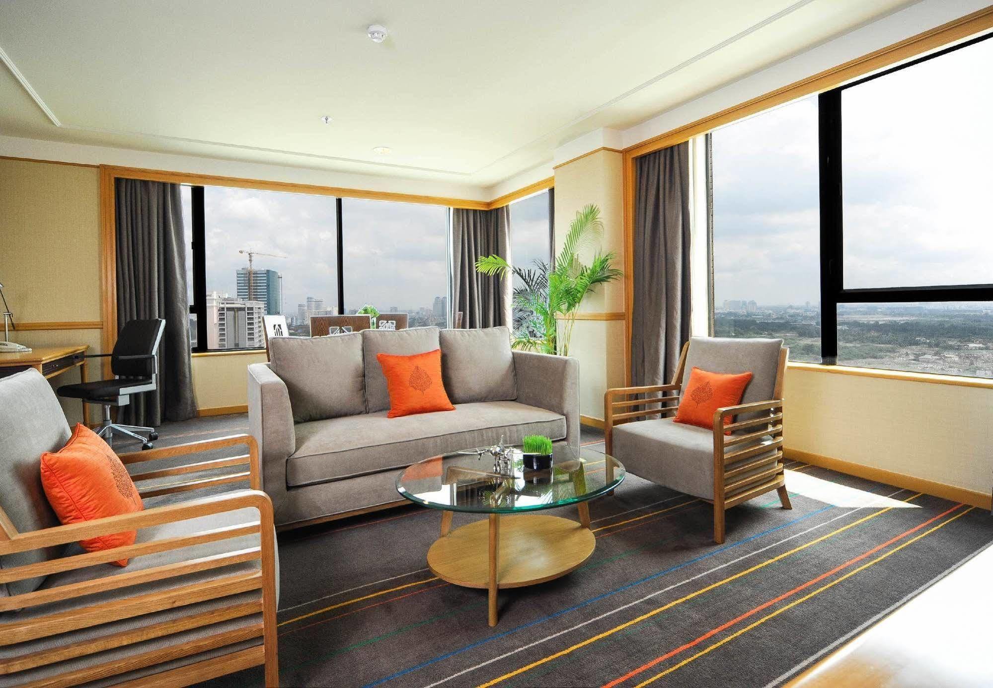 Renaissance Riverside Sài Gòn 5*