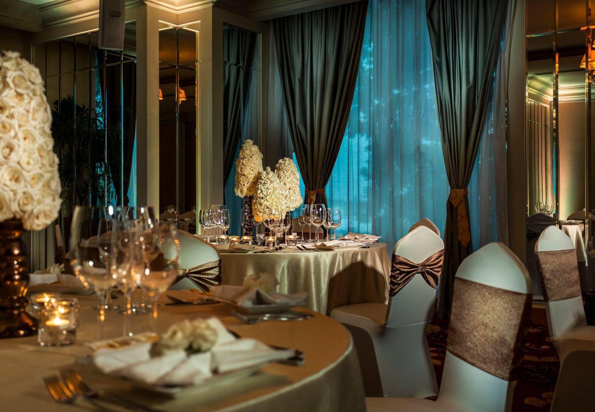 Khách sạn Renaissance Riverside Sài Gòn