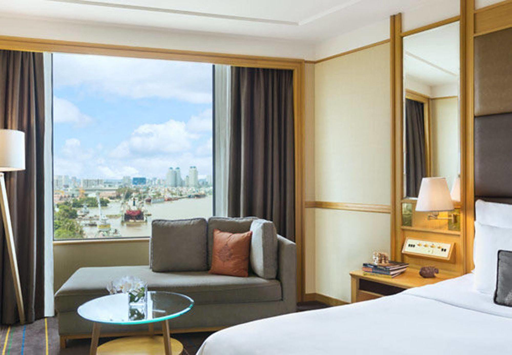 Renaissance Riverside Sài Gòn Khách sạn 5*