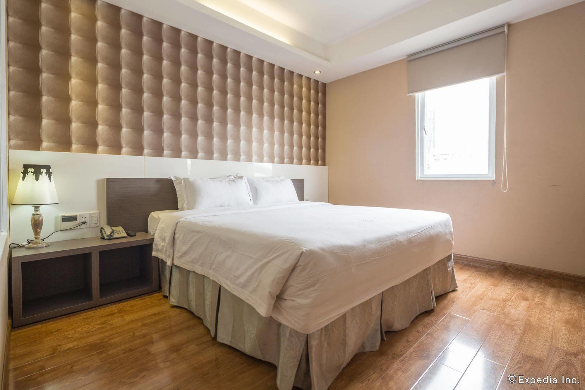 Khách sạn Adora Art 4*