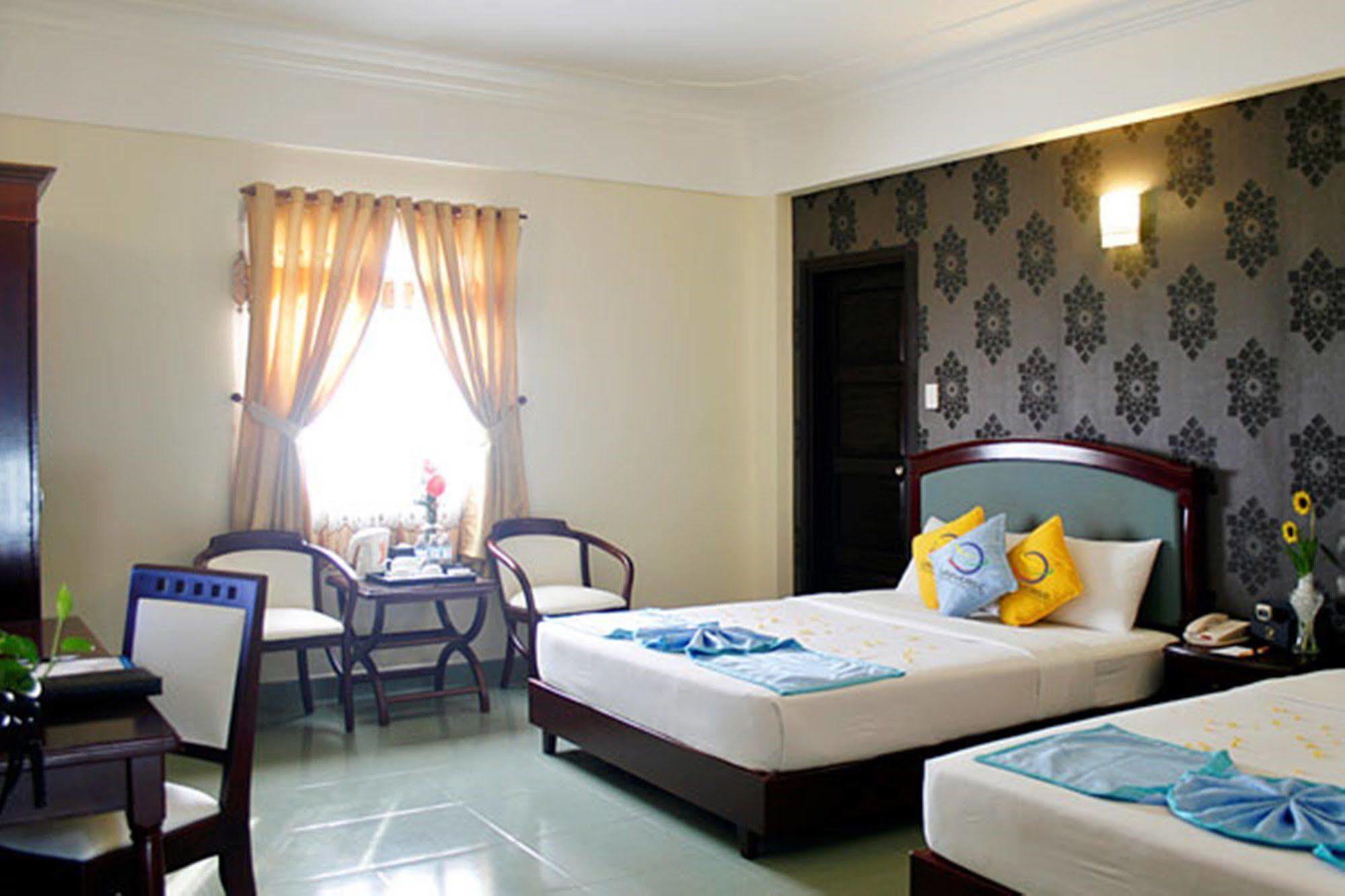 Universe Saigon Hotel 3*