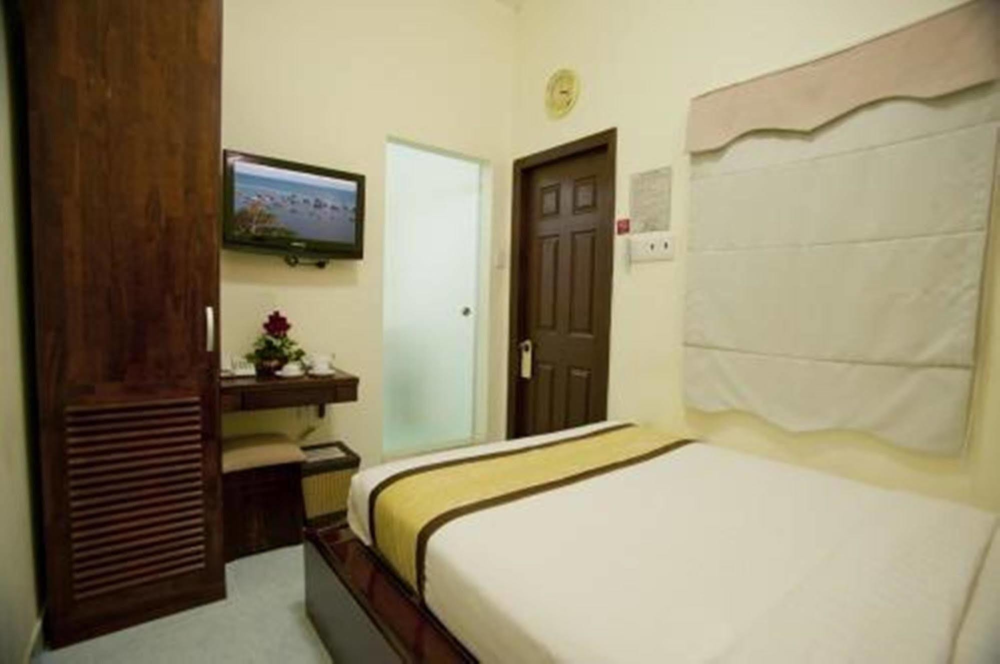 Oyo 438 Small Bay Hotel Ho Chi Minh City