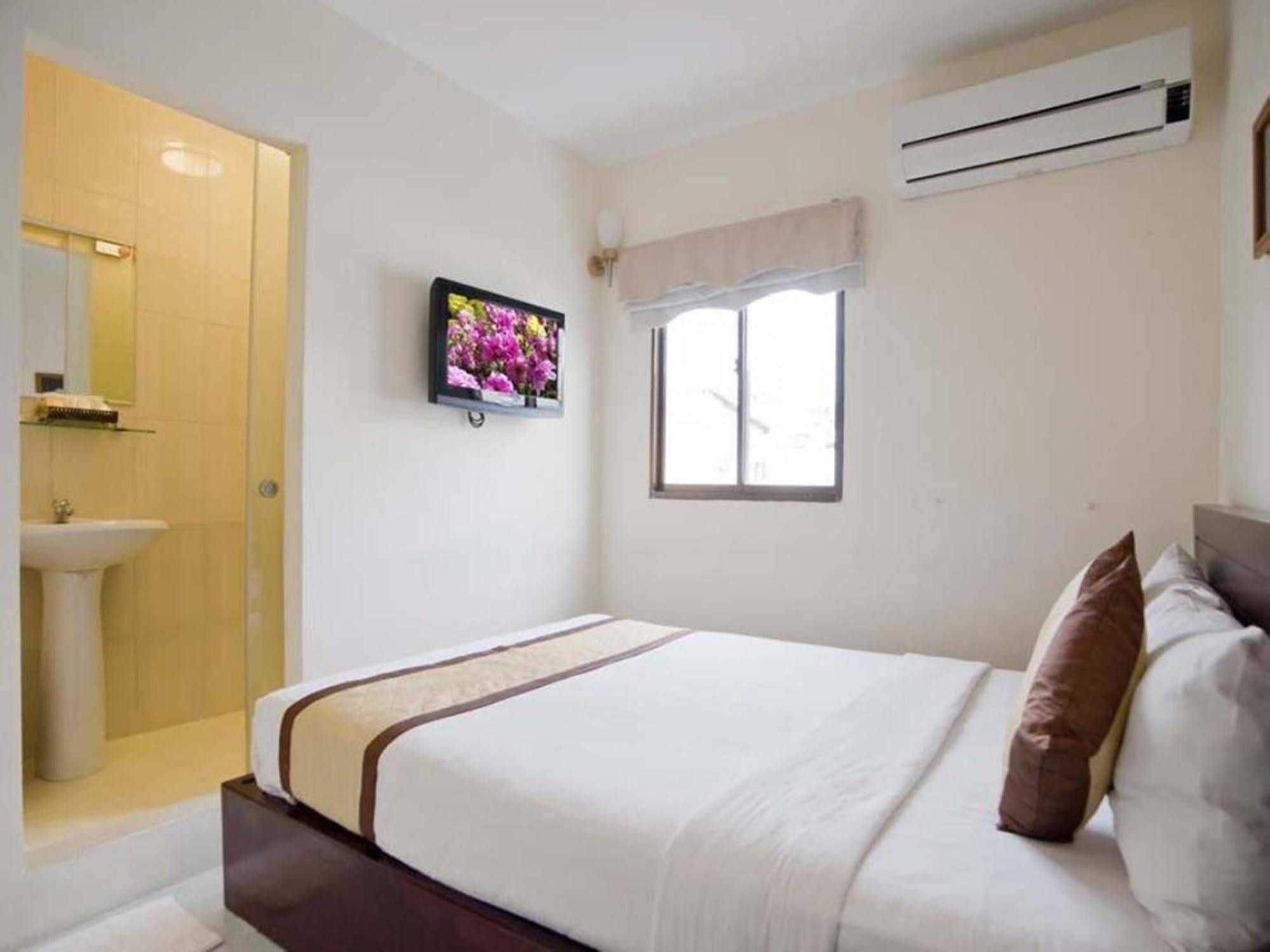 Oyo 438 Small Bay Ho Chi Minh City