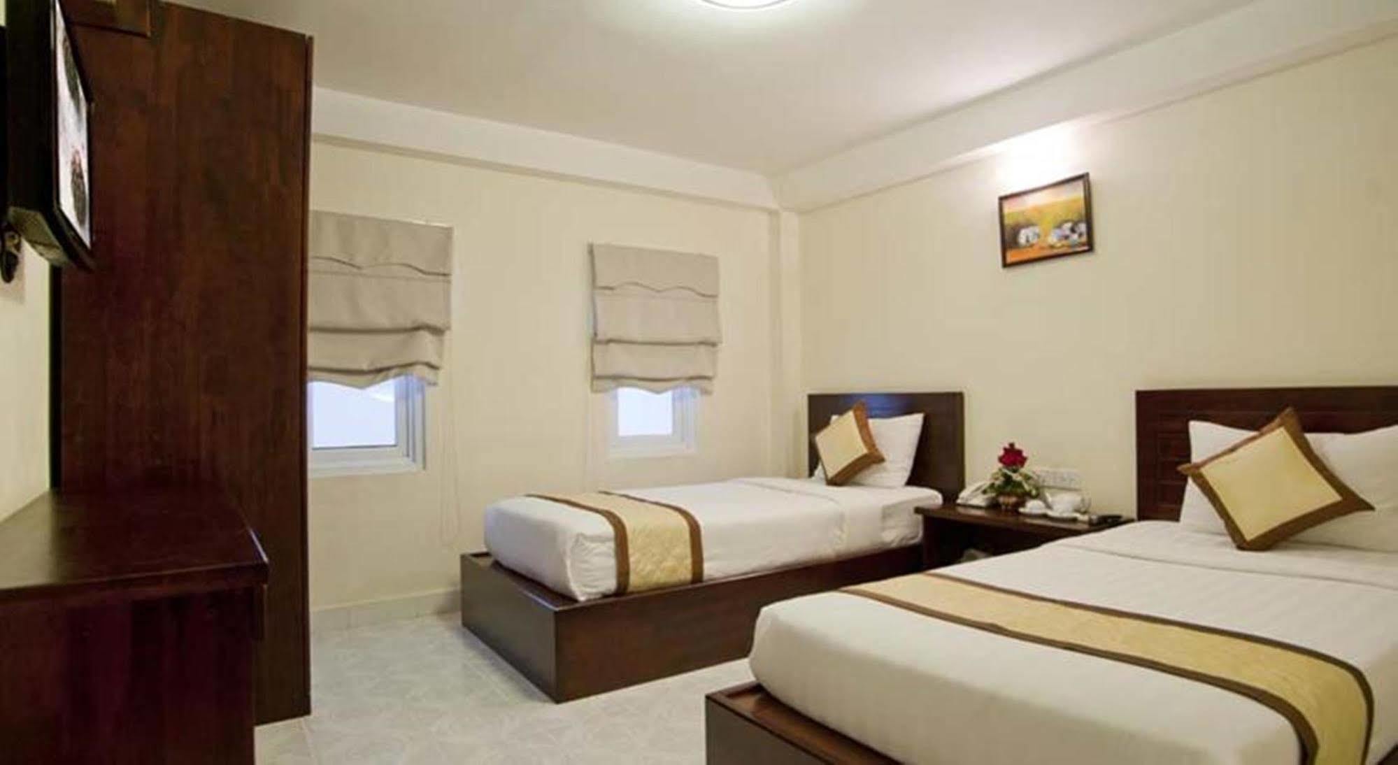 Oyo 438 Small Bay Hotel Ho Chi Minh City
